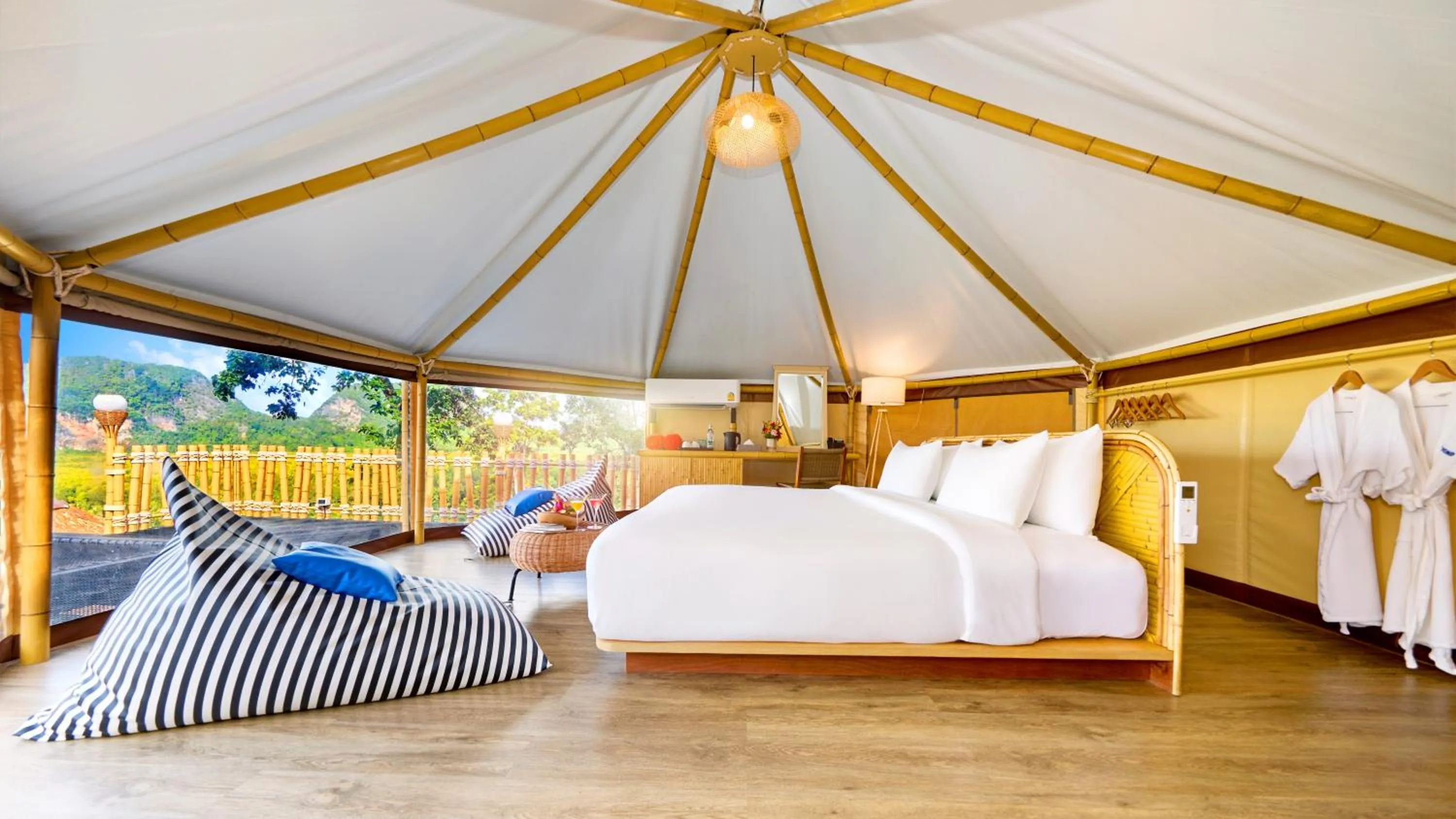 Photo of the whole room, Bed in Beyond Skywalk Nangshi