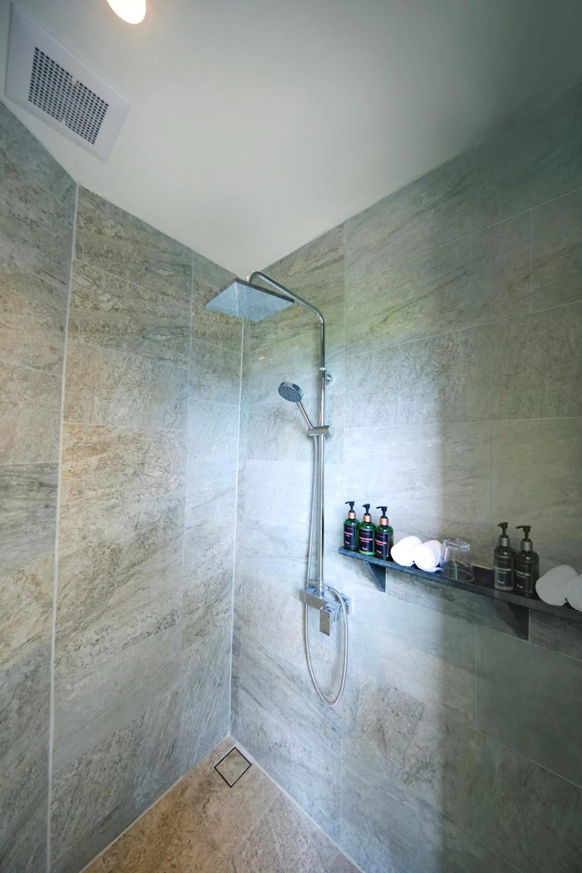 Shower in Beyond Skywalk Nangshi