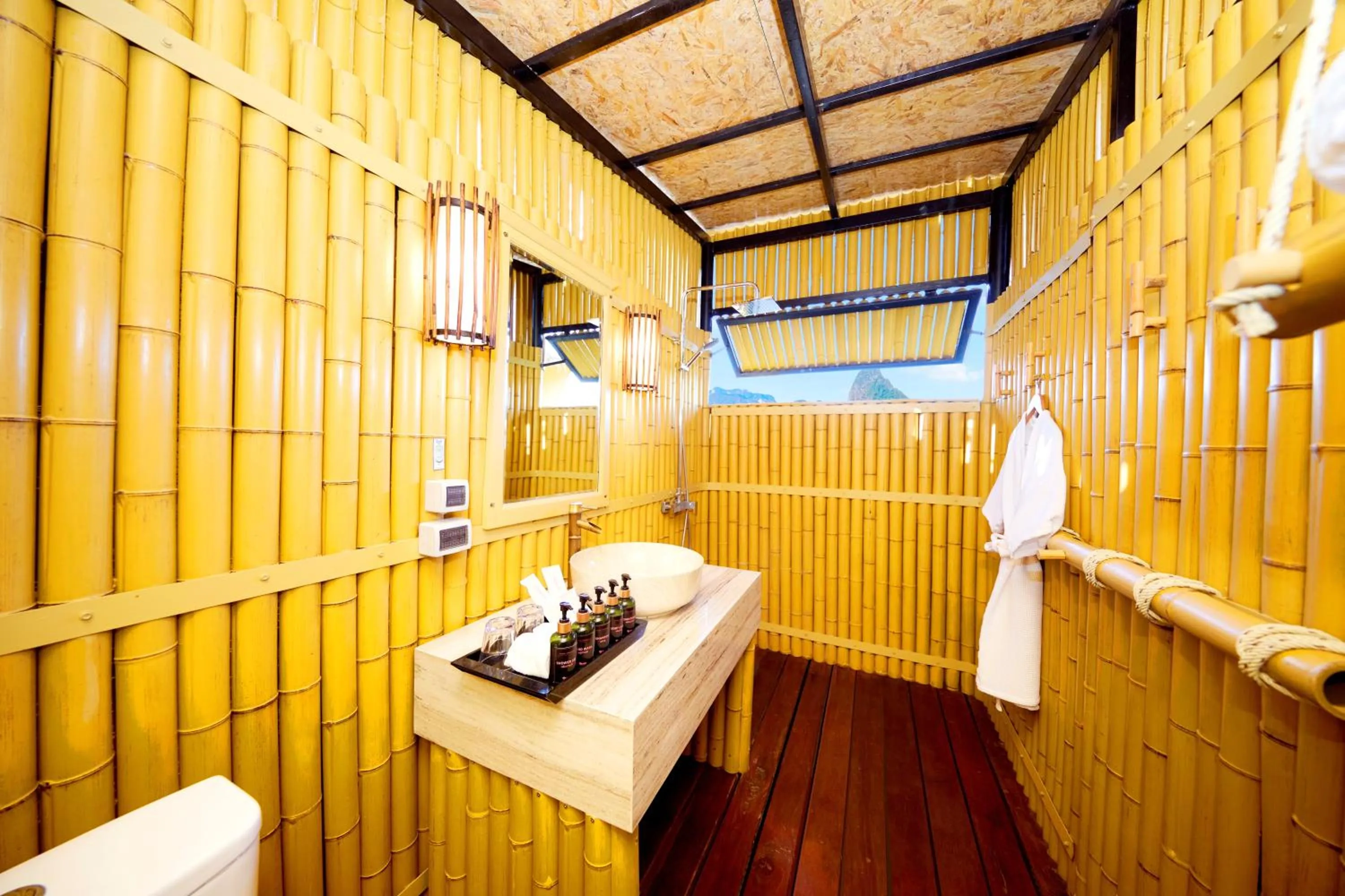 Shower in Beyond Skywalk Nangshi