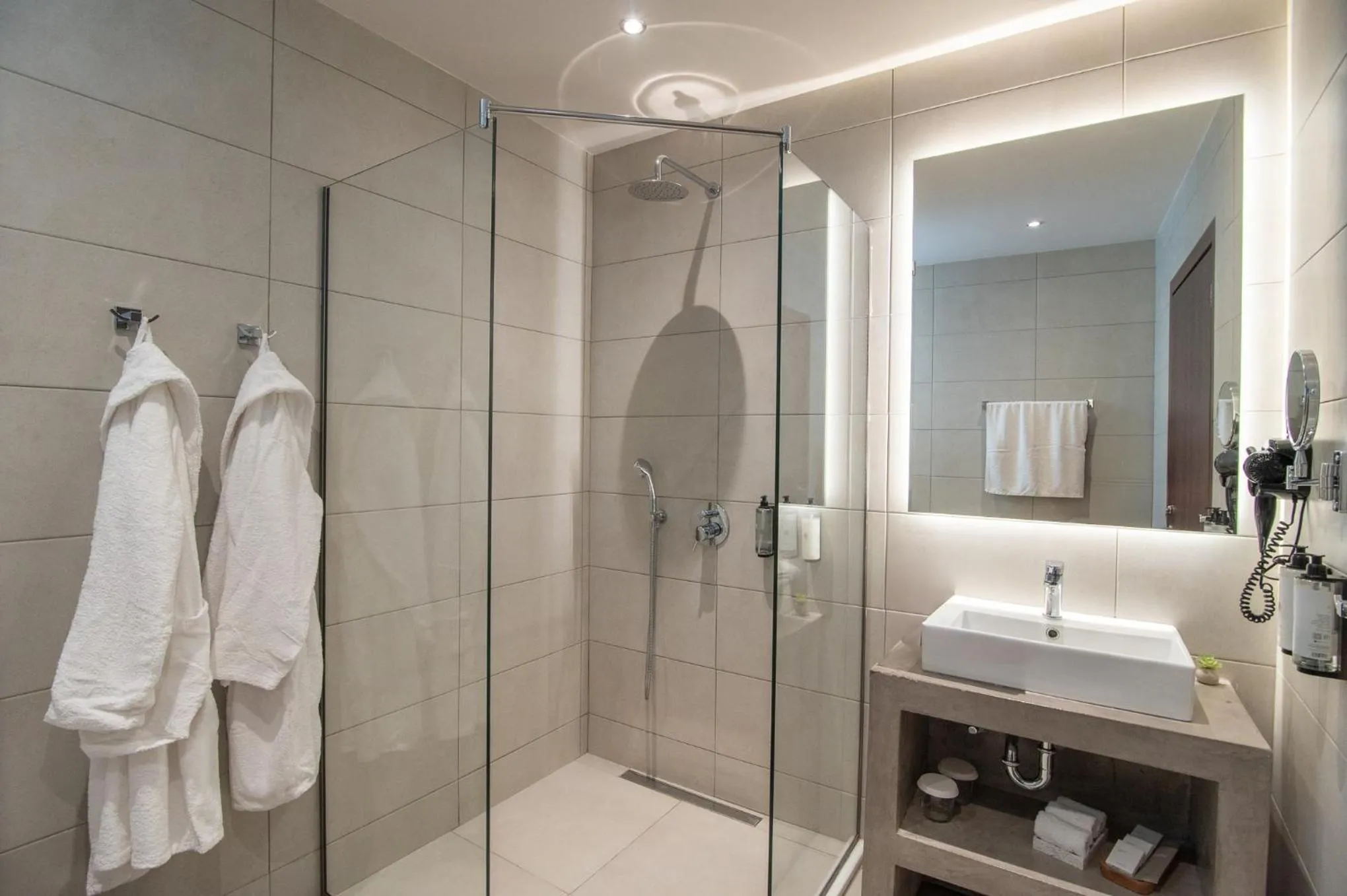 Shower in IRA - ΗΡΑ Hotel