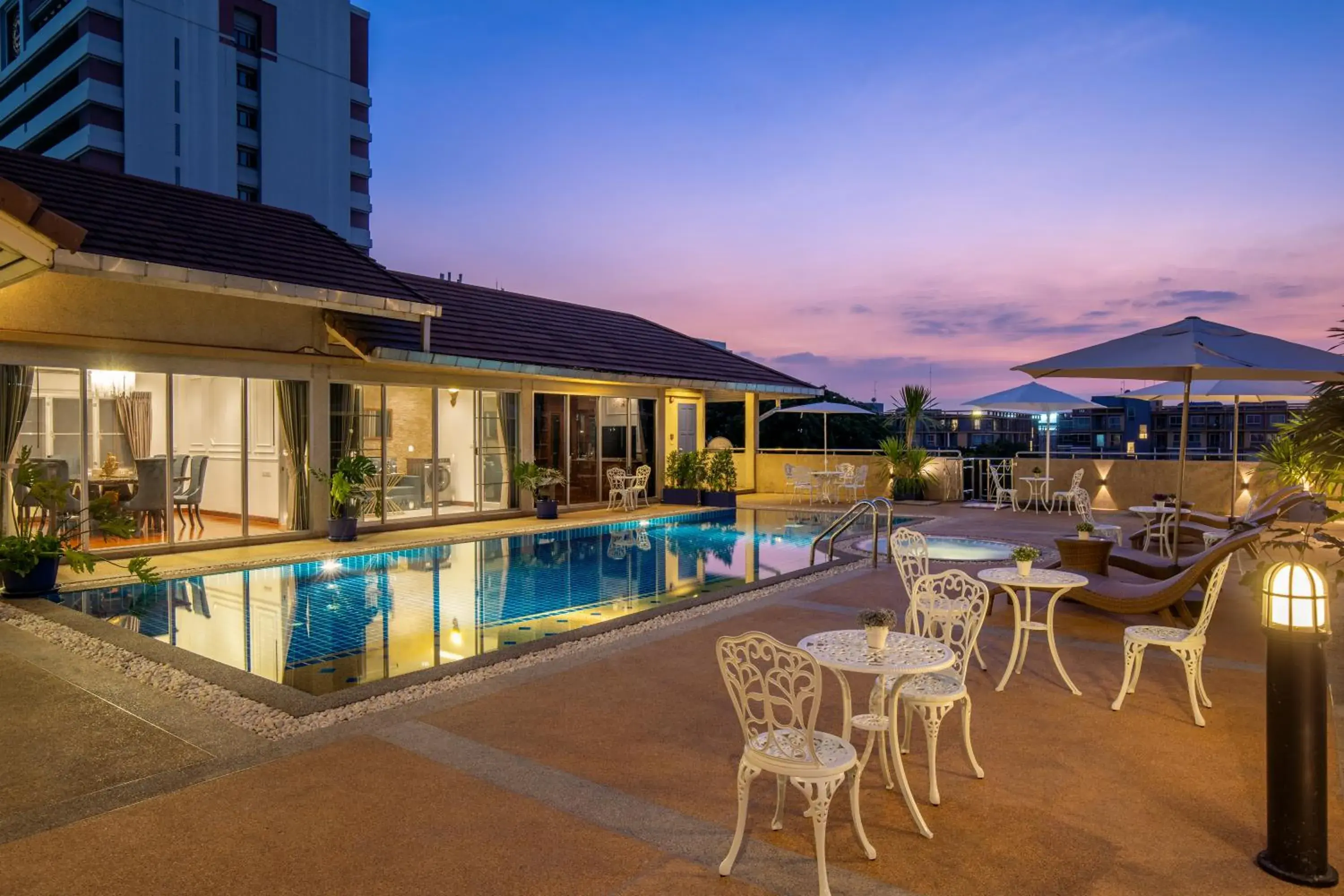 Swimming pool in Capitel Rama 4 Swimming pool in Capitel Rama 4