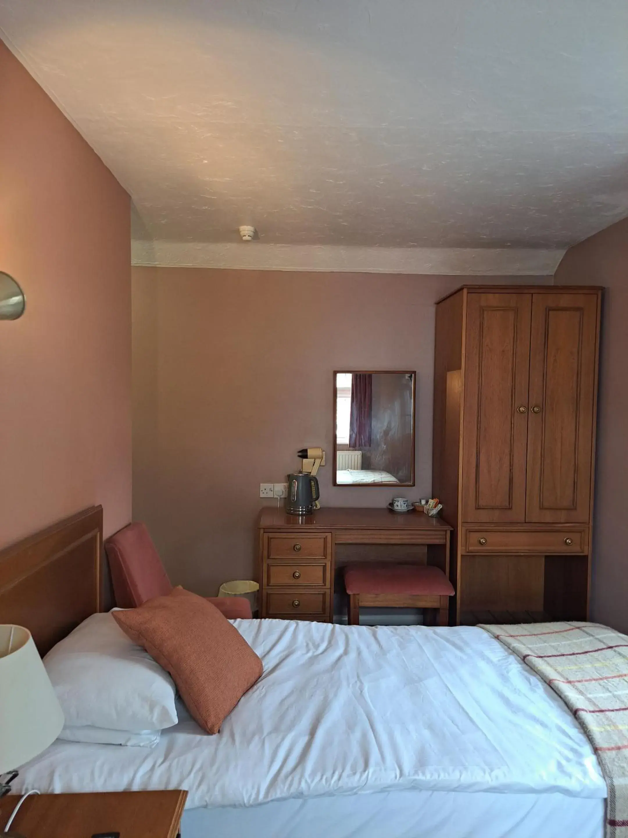 Twin Room with Private Bathroom - single occupancy in The Prince of Wales Twin Room with Private Bathroom - single occupancy in The Prince of Wales