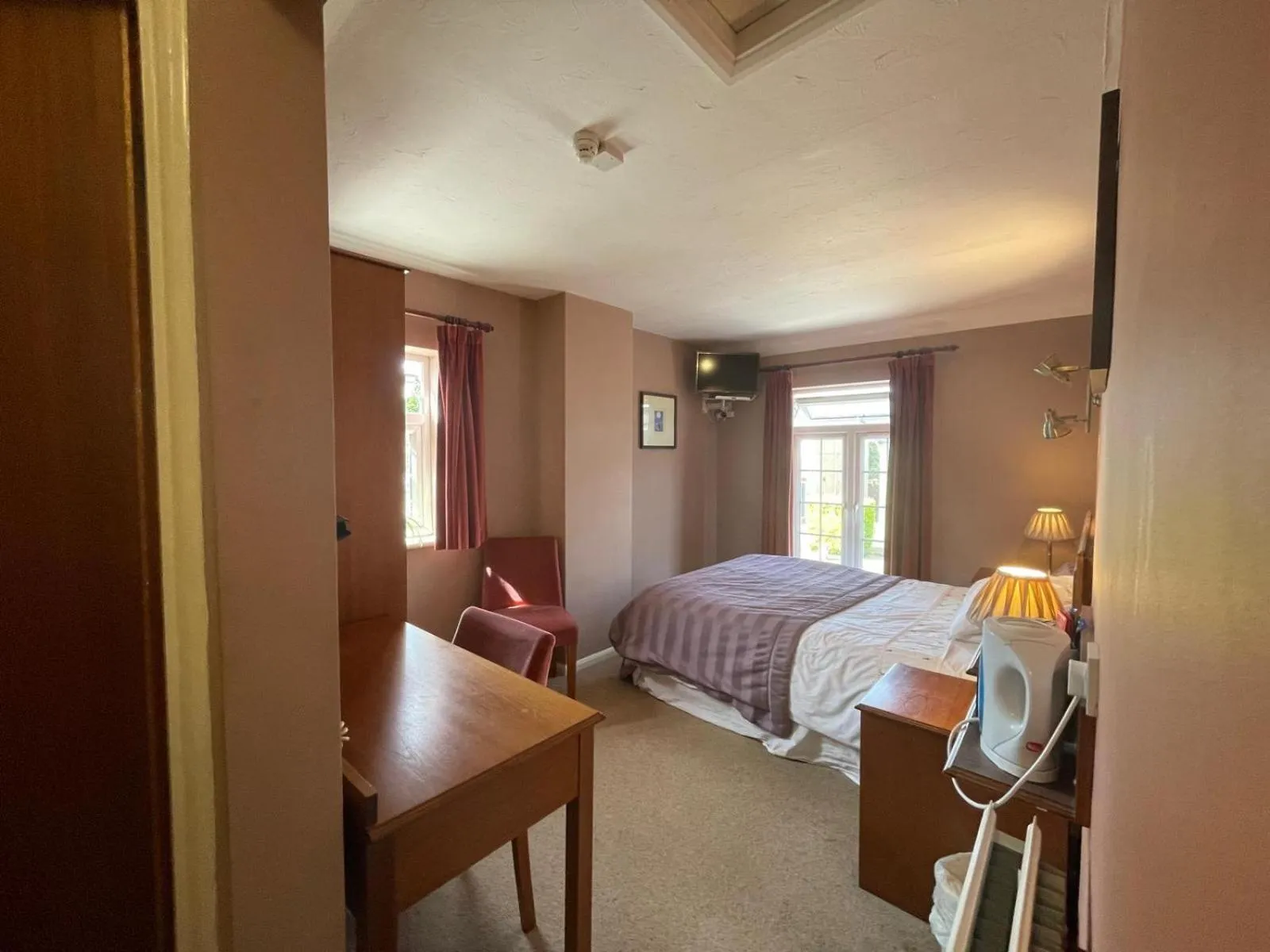 Bedroom, Bed in The Prince of Wales