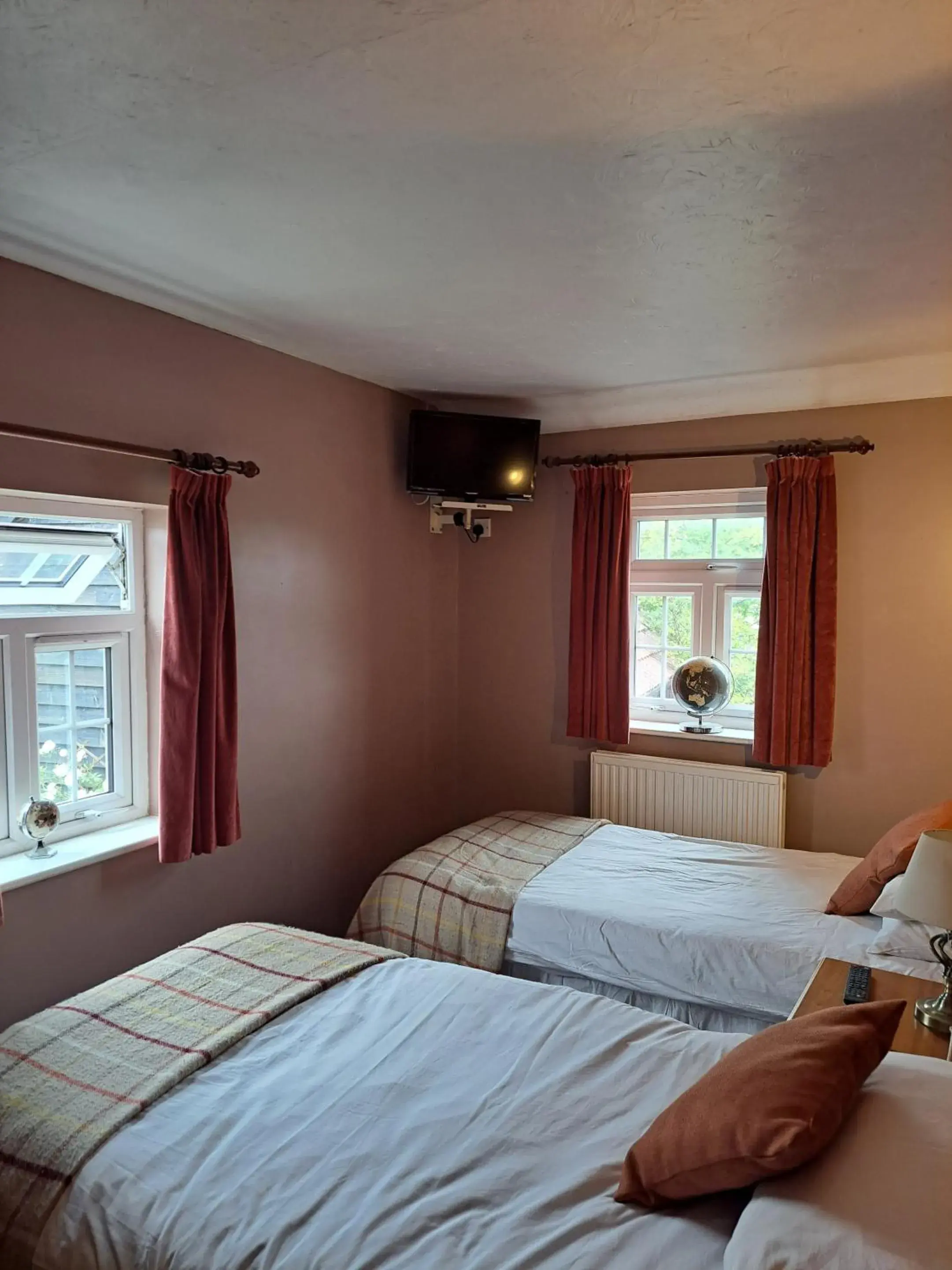 Twin Room with Private Bathroom - single occupancy in The Prince of Wales Twin Room with Private Bathroom - single occupancy in The Prince of Wales