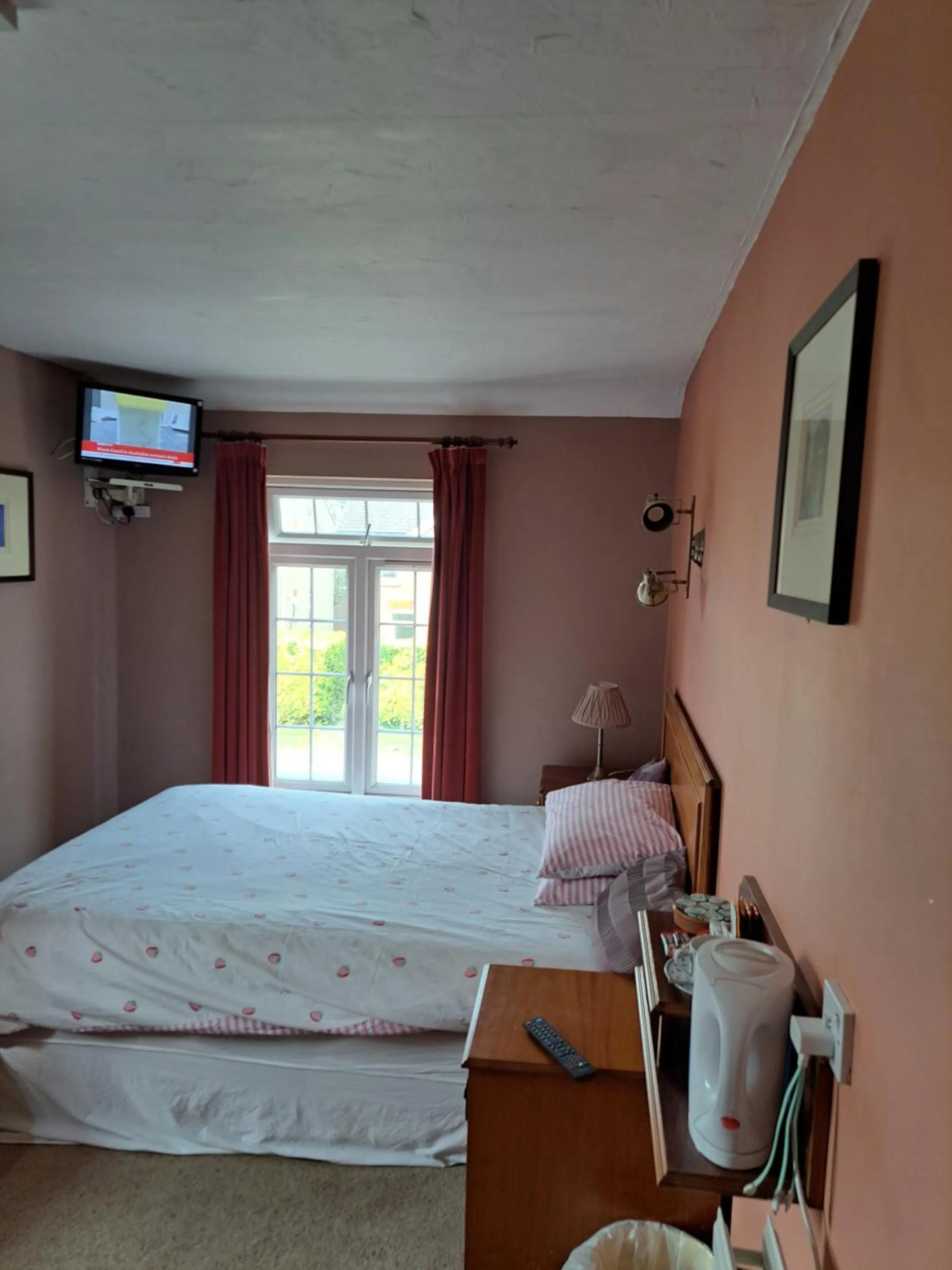 Bedroom, Bed in The Prince of Wales