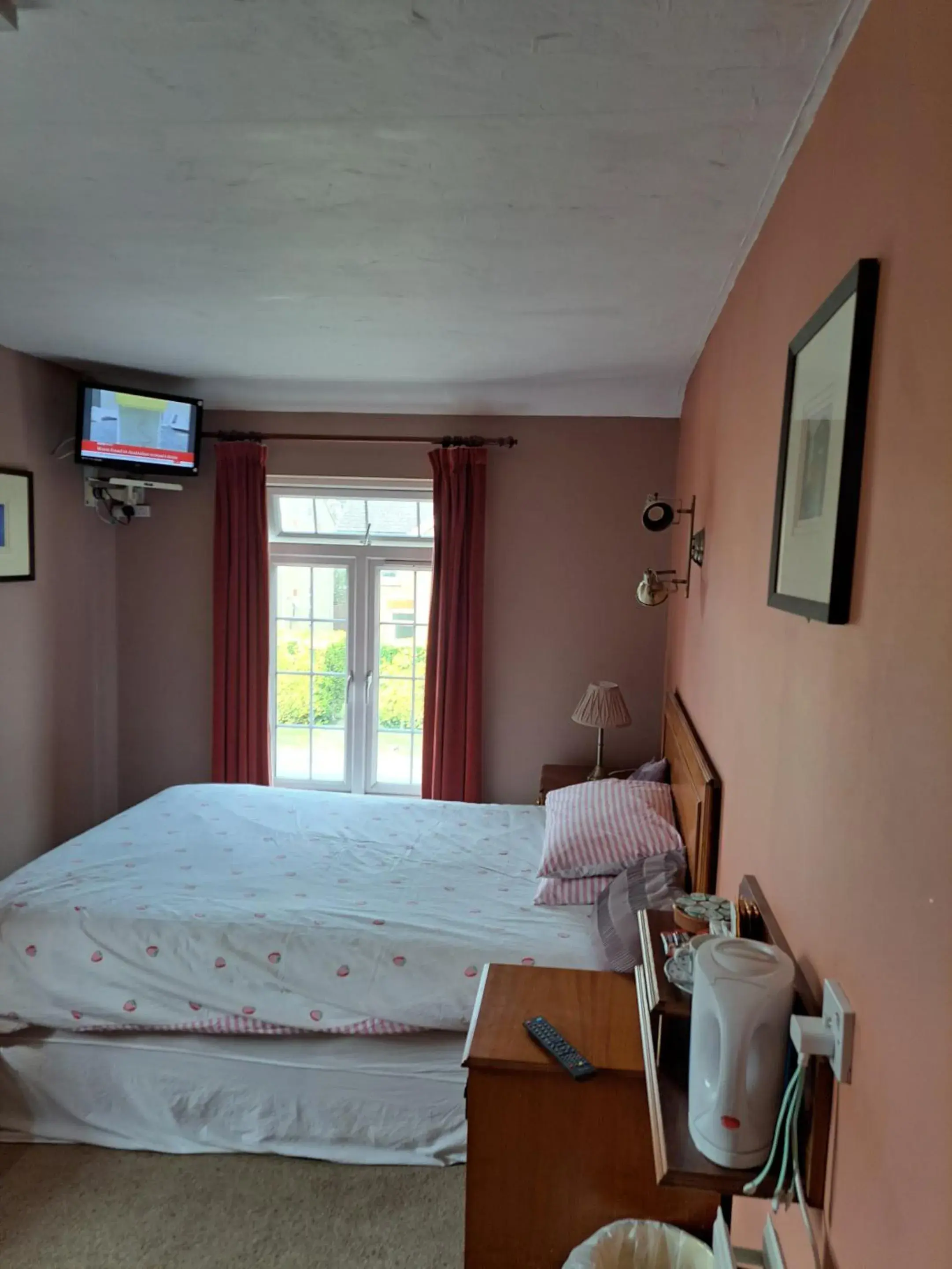 Double Room with Private Bathroom - single occupancy in The Prince of Wales Double Room with Private Bathroom - single occupancy in The Prince of Wales