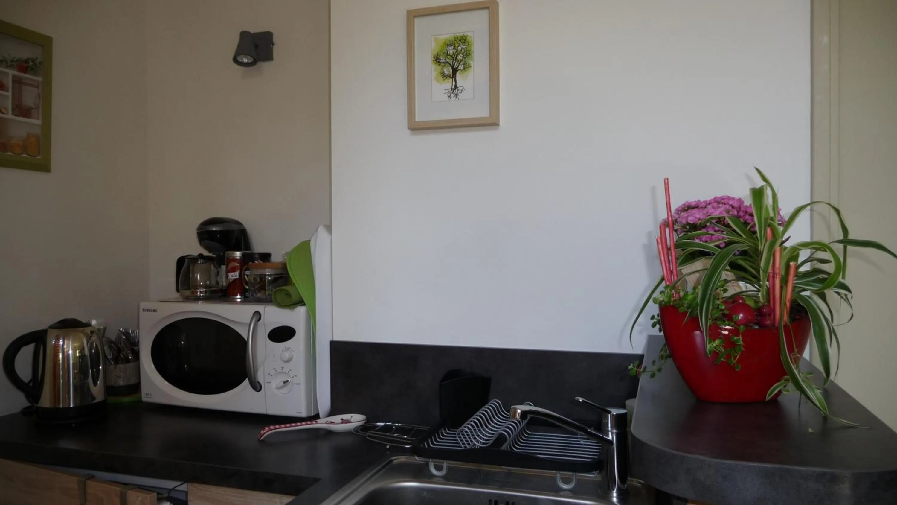 Communal kitchen in Le Jardin aux Oiseaux