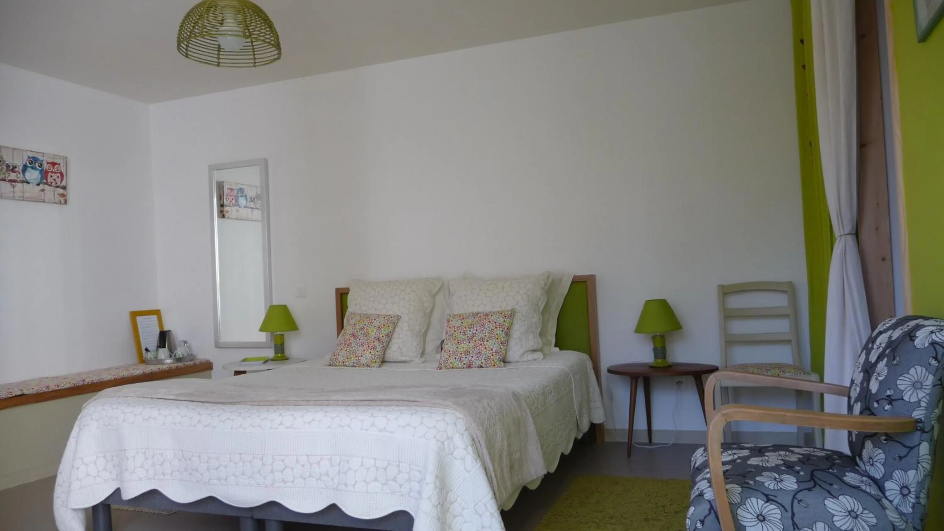 Photo of the whole room, Bed in Le Jardin aux Oiseaux