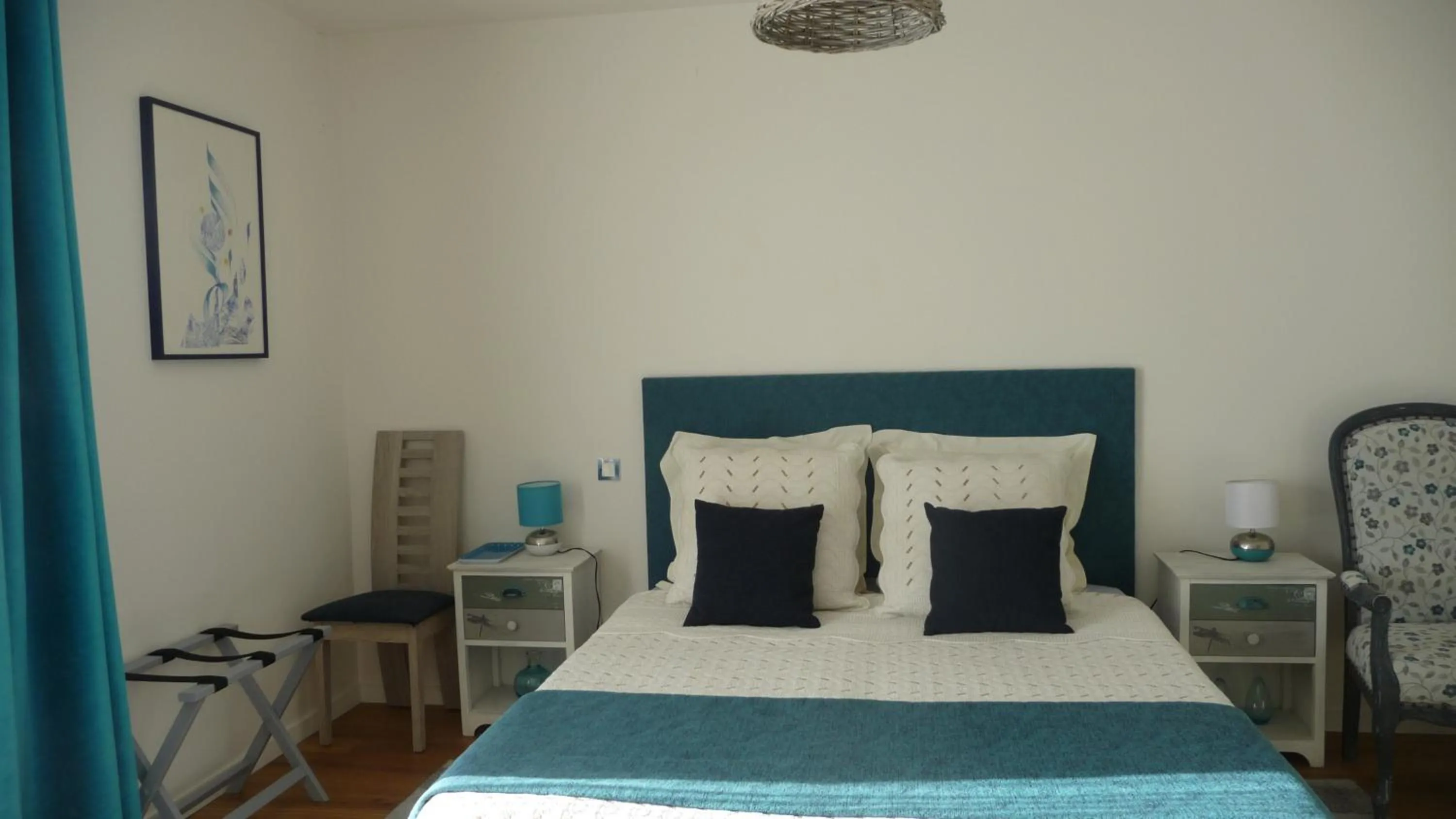 Photo of the whole room, Bed in Le Jardin aux Oiseaux