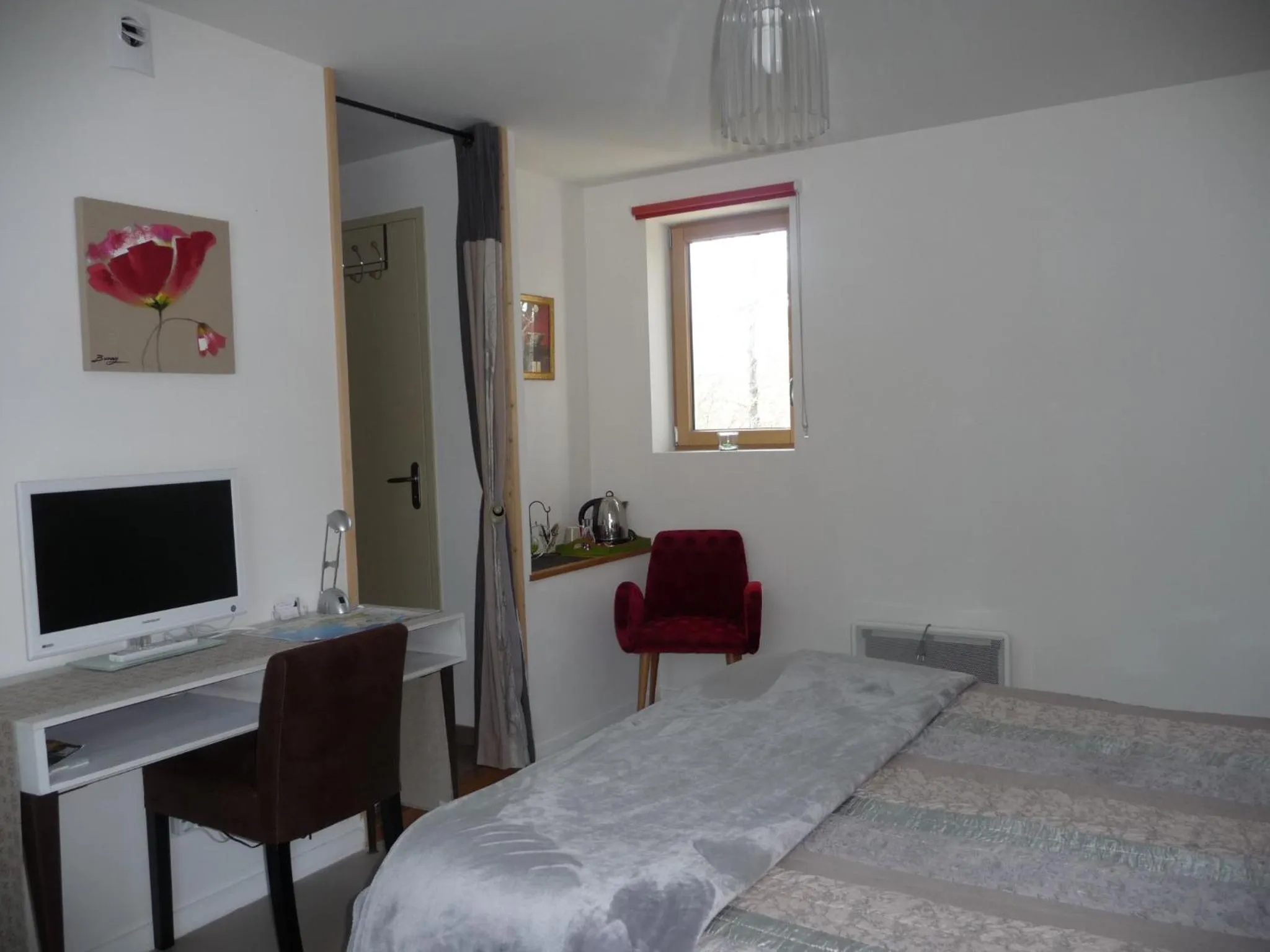 Photo of the whole room, Bed in Le Jardin aux Oiseaux