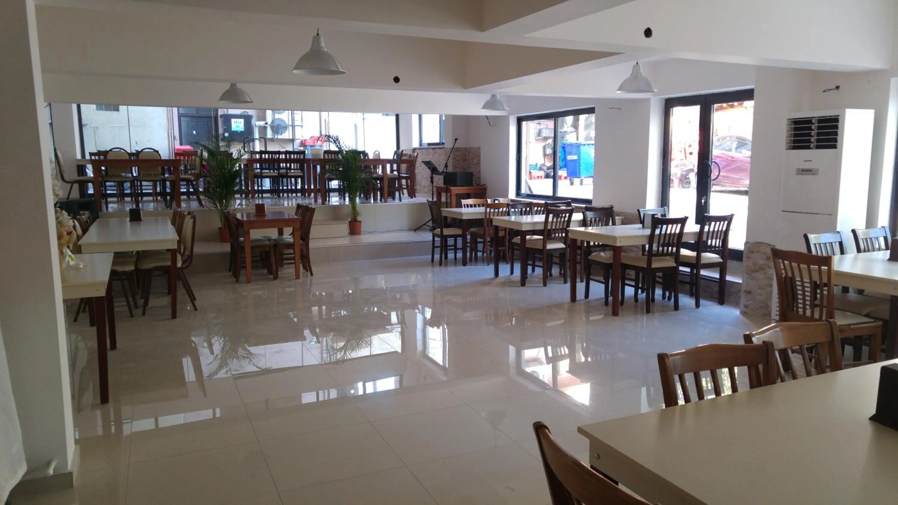 Restaurant/places to eat in Grand Ece Hotel