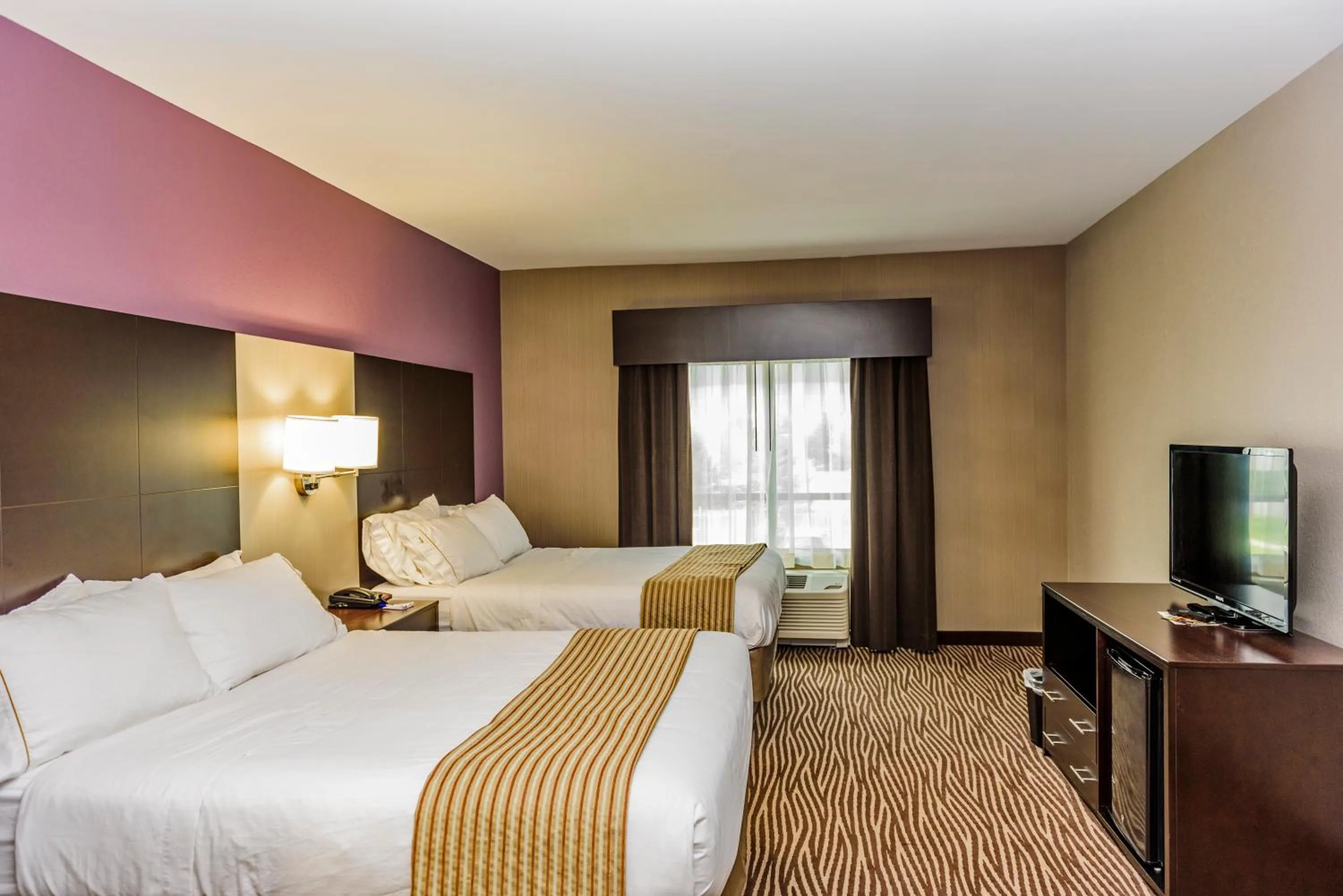 Photo of the whole room, Bed in Holiday Inn Express Cheektowaga North East by IHG