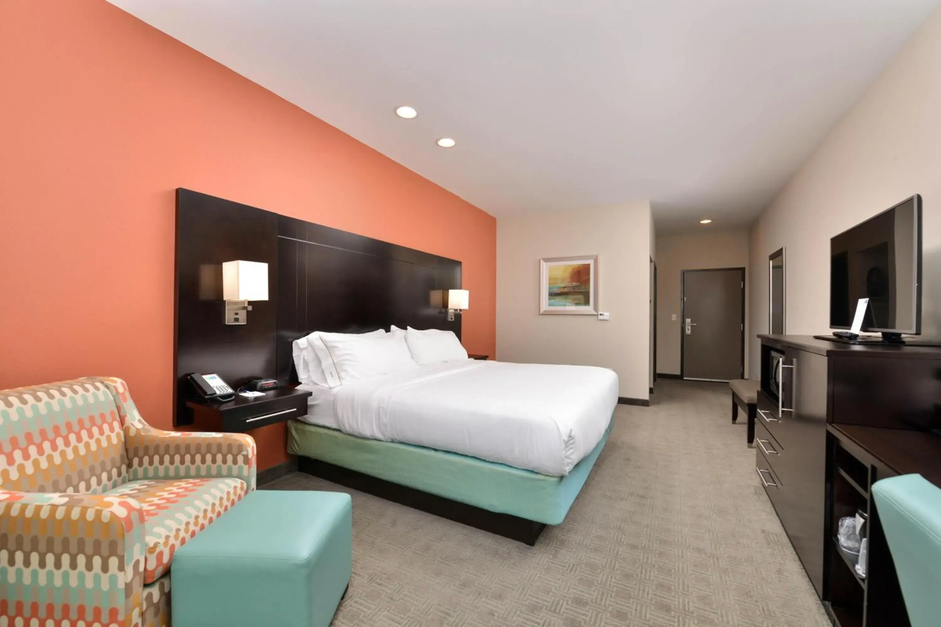 Photo of the whole room, Bed in Holiday Inn Express & Suites Austin South by IHG Photo of the whole room, Bed in Holiday Inn Express & Suites Austin South by IHG