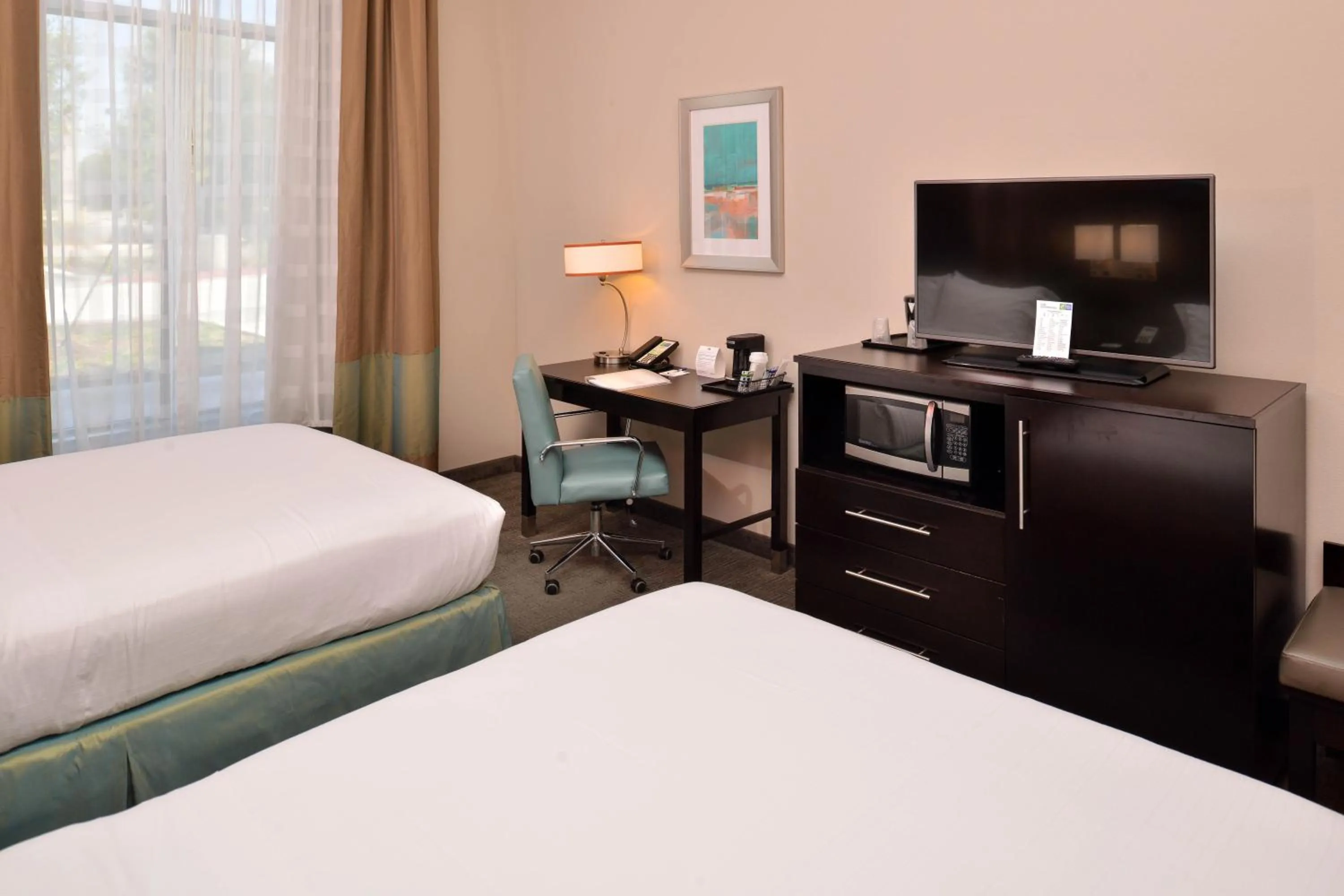 Photo of the whole room, Bed in Holiday Inn Express & Suites Austin South by IHG