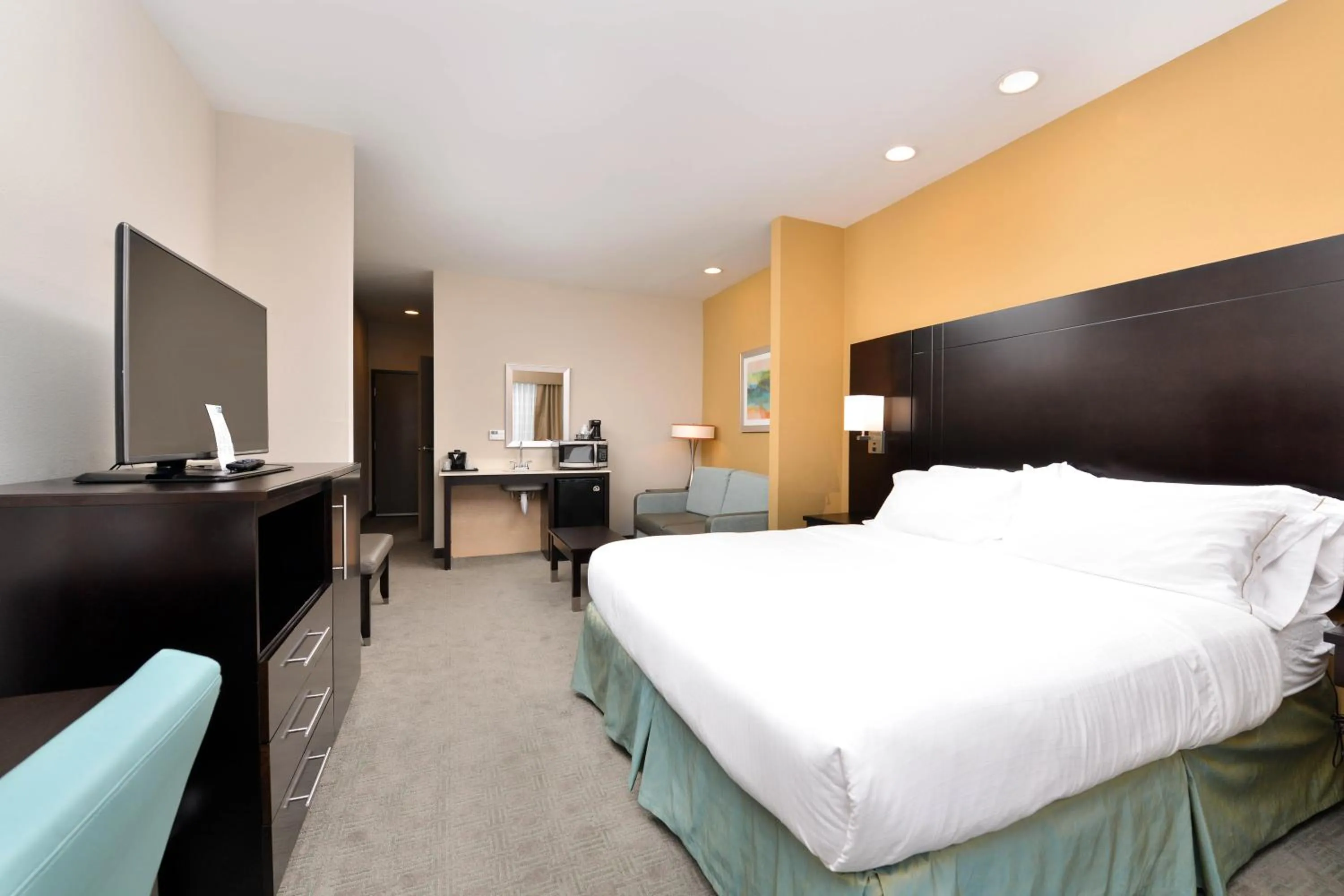 Photo of the whole room, Bed in Holiday Inn Express & Suites Austin South by IHG
