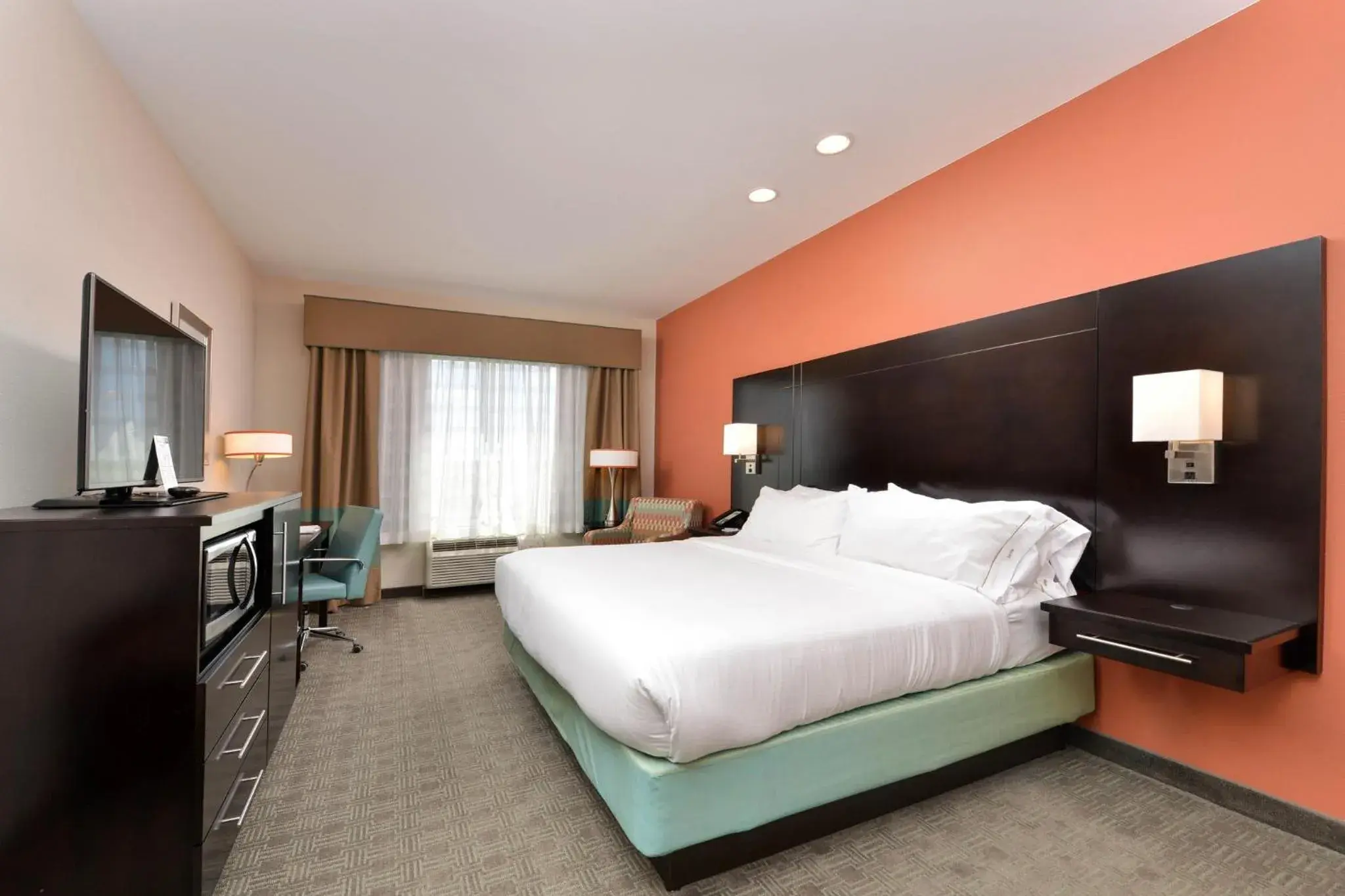 Standard King Room - Communications Accessible in Holiday Inn Express & Suites Austin South by IHG Standard King Room - Communications Accessible in Holiday Inn Express & Suites Austin South by IHG