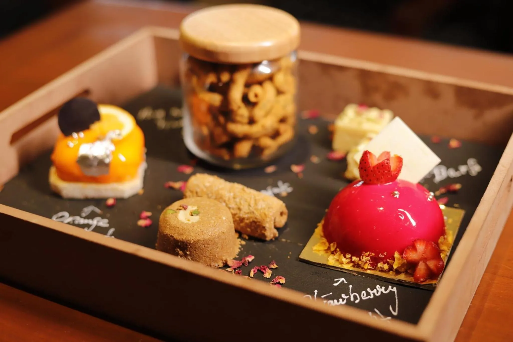 Restaurant/places to eat in Holiday Inn Jaipur City Centre by IHG