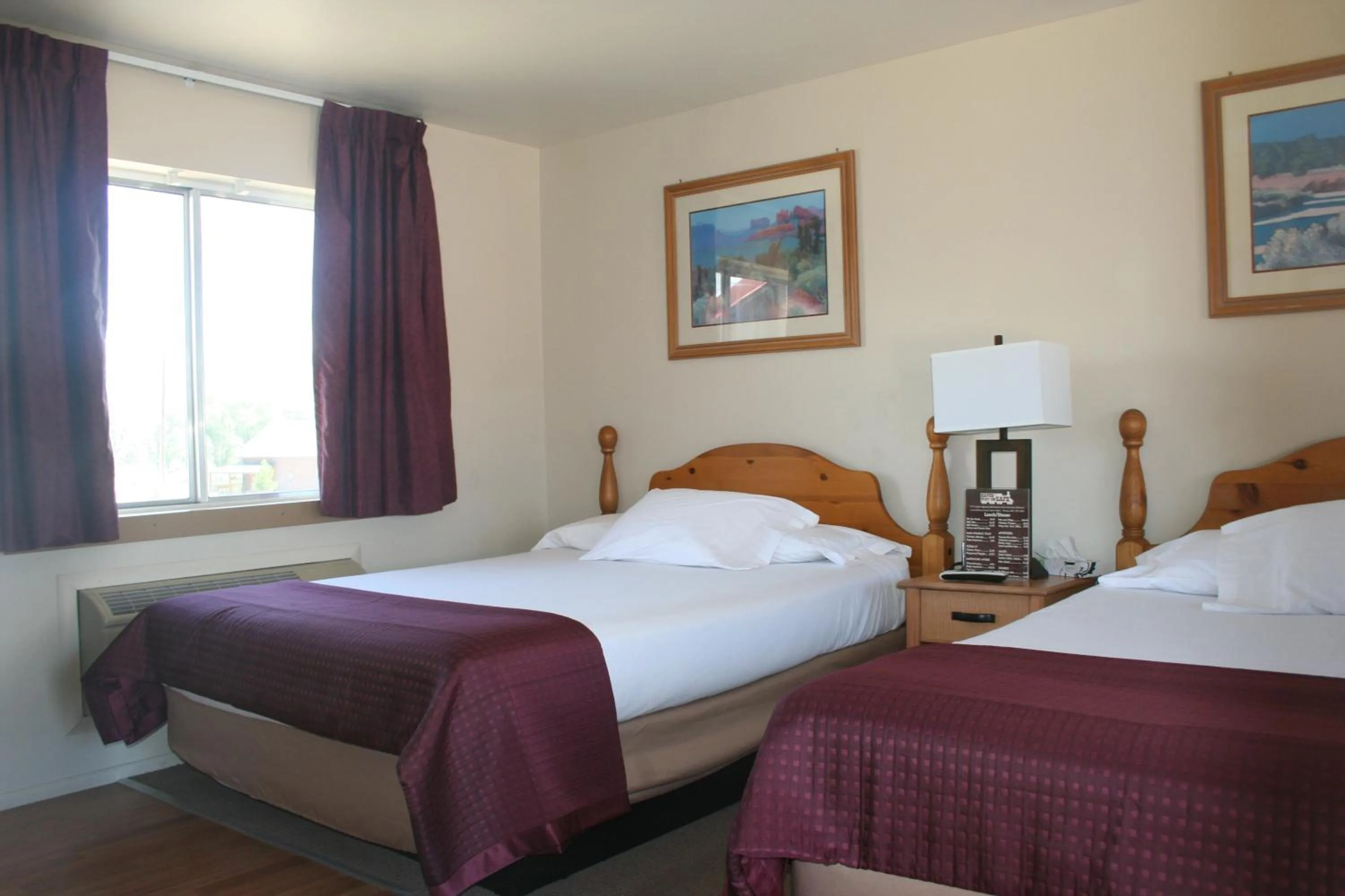 Photo of the whole room, Bed in Hatch Station Bryce Canyon