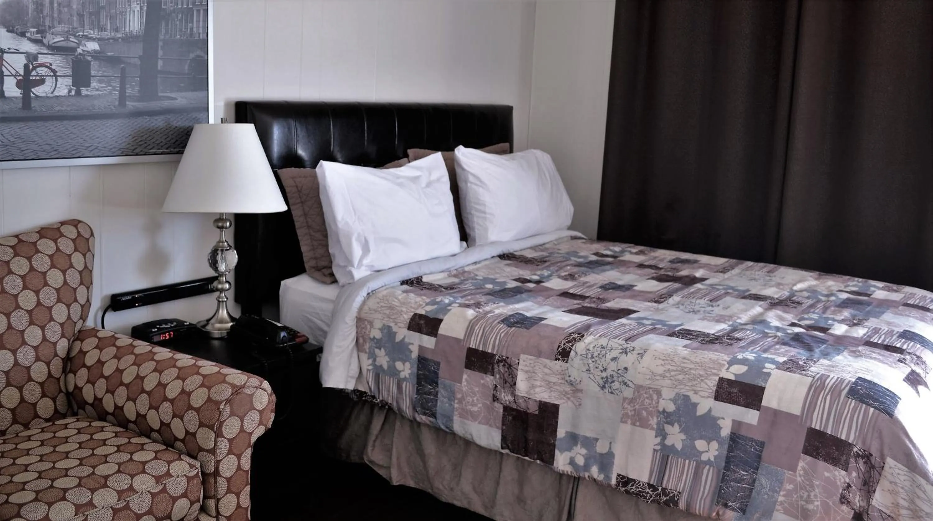 Bed in St. Paul Lodge