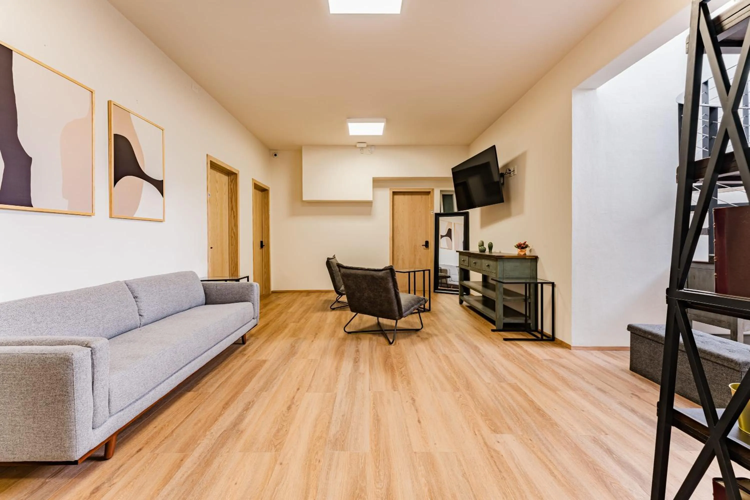 Communal lounge/ TV room in Escandon Suites by Escajal Rooms