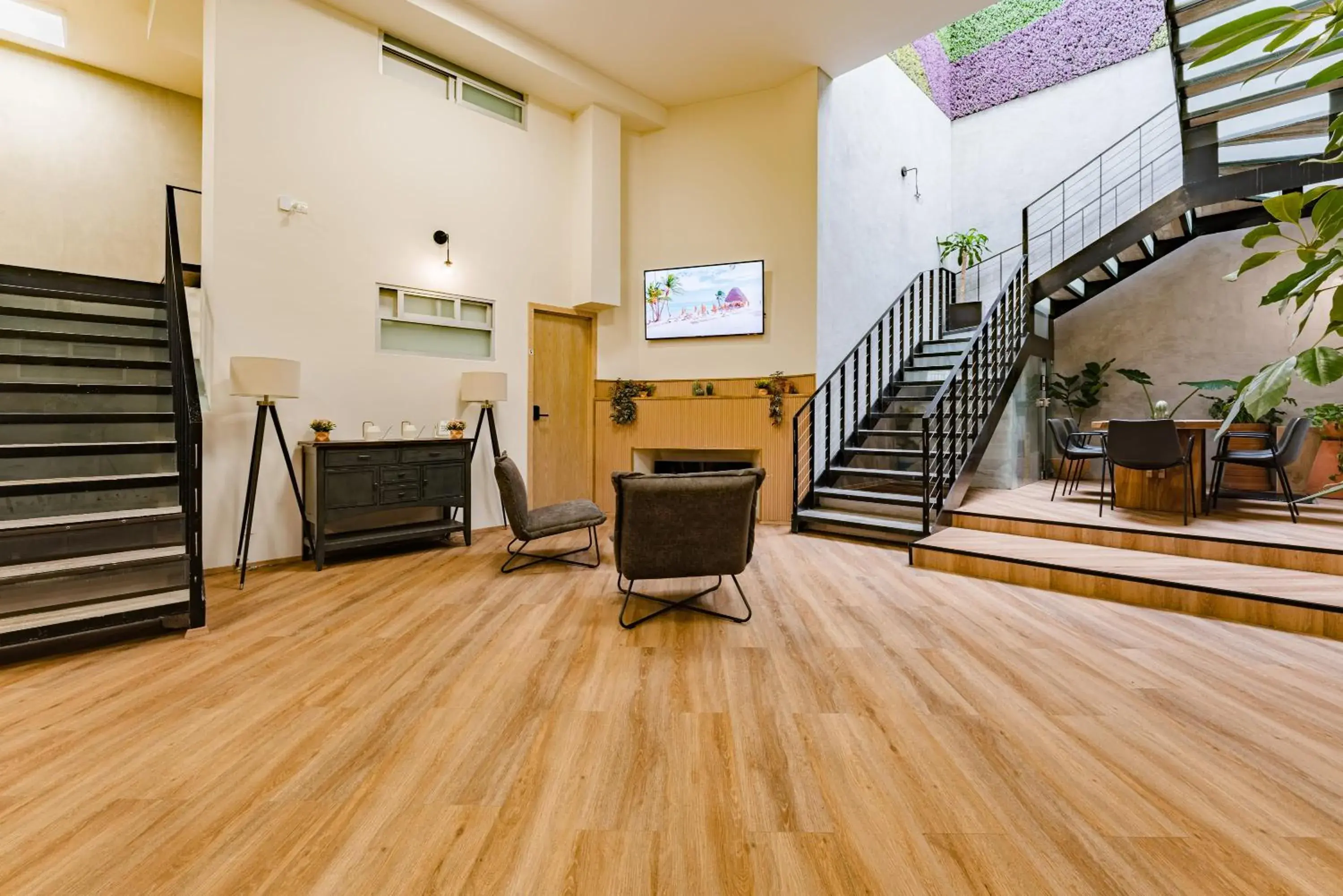 Communal lounge/ TV room in Escandon Suites by Escajal Rooms Communal lounge/ TV room in Escandon Suites by Escajal Rooms