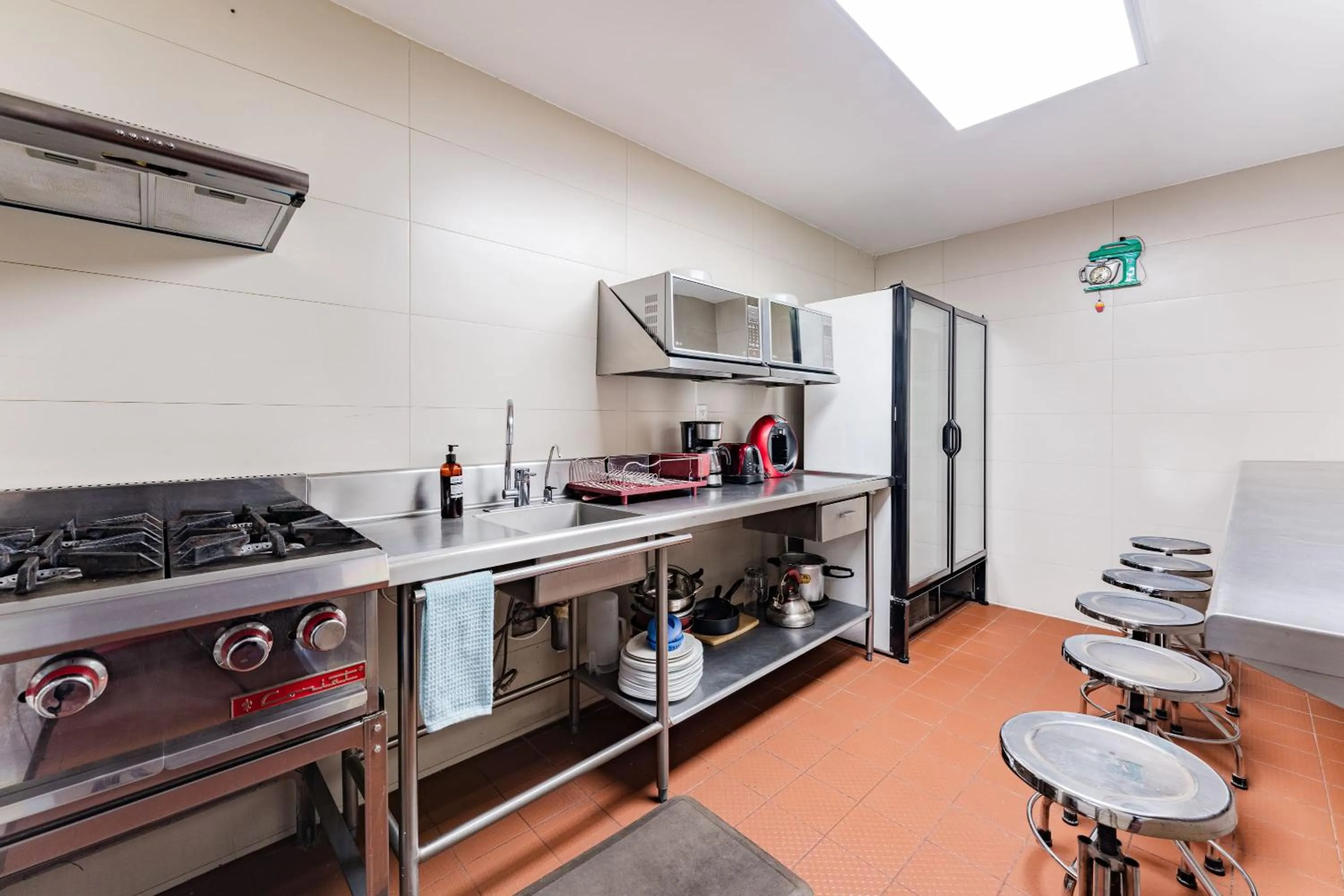 Communal kitchen in Escandon Suites by Escajal Rooms