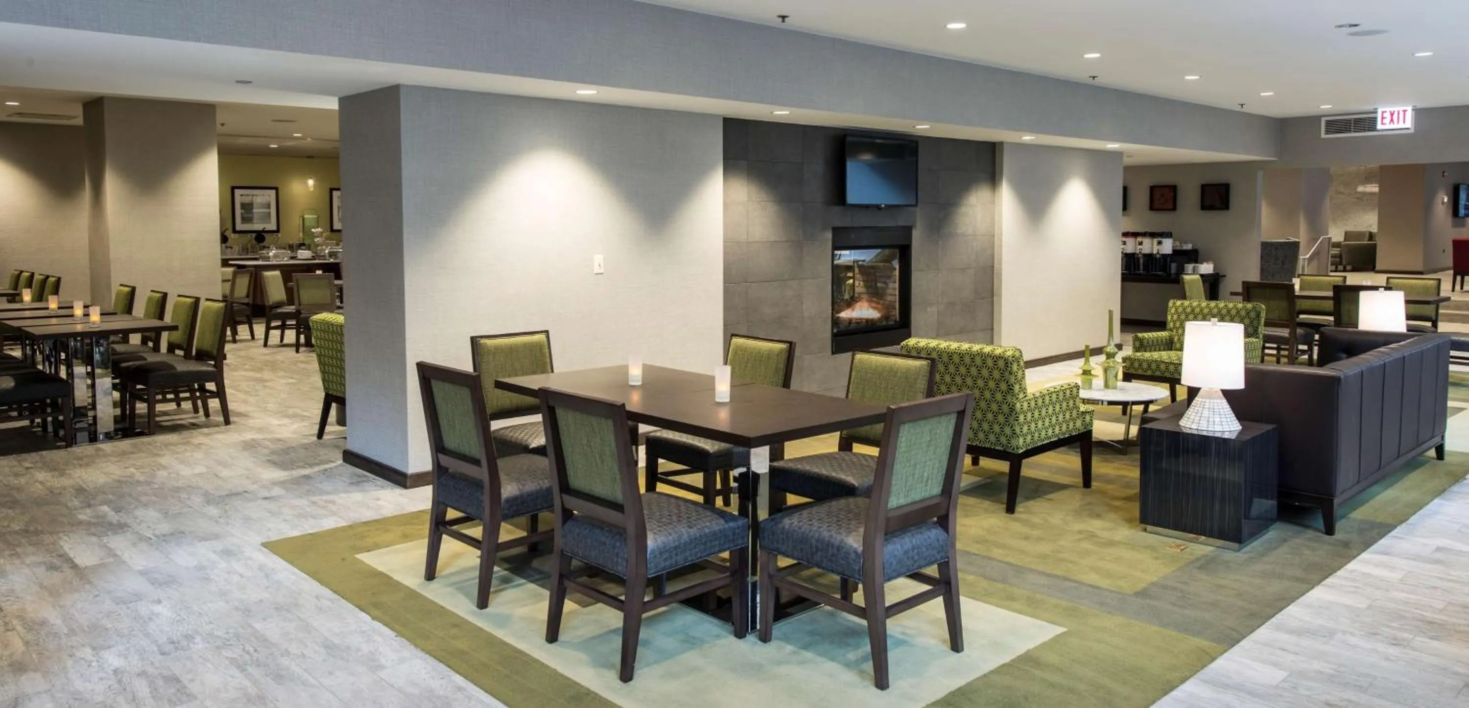 Dining area in Hampton Inn Chicago Downtown/Magnificent Mile