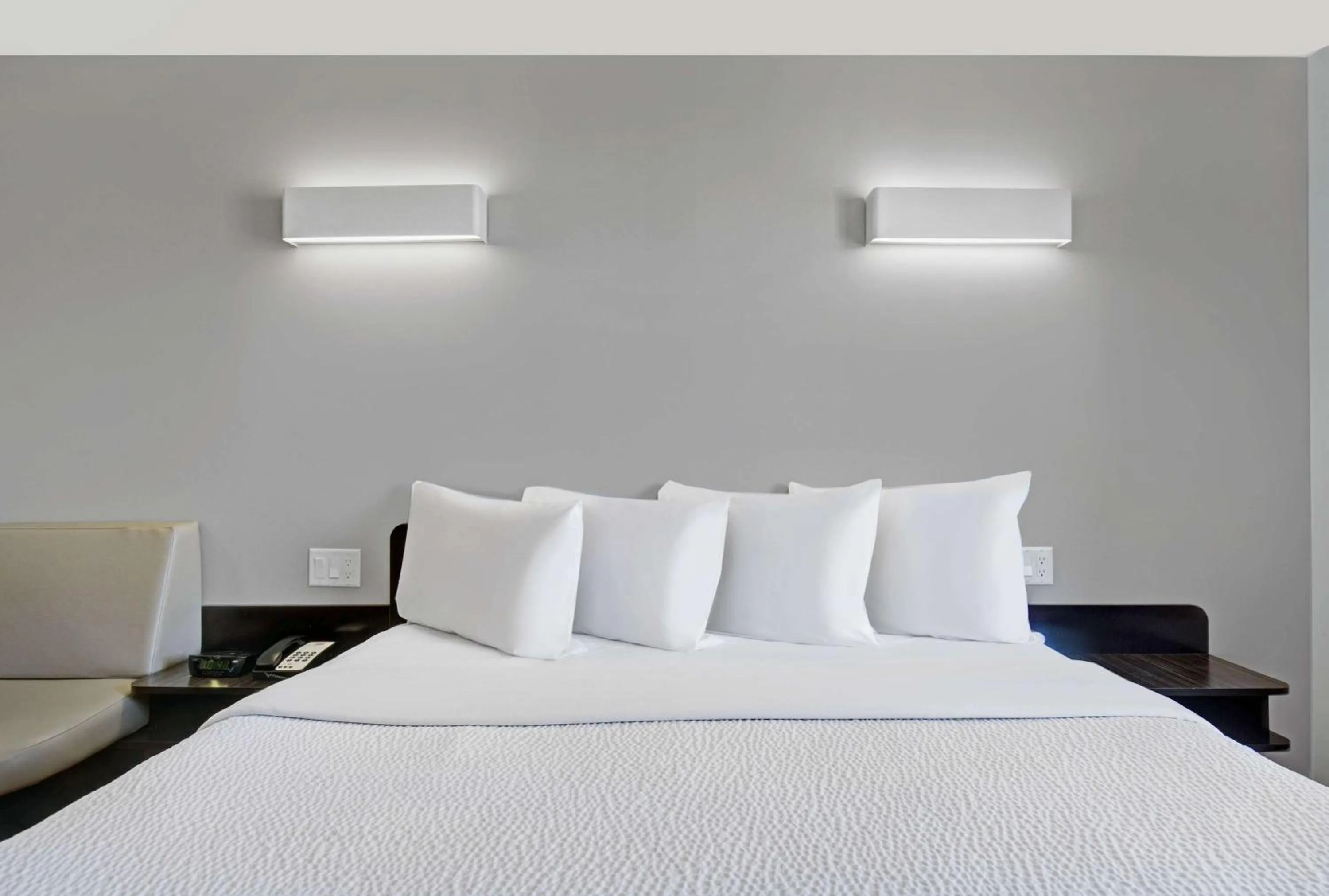 Bedroom, Bed in Motel 6 Airdrie