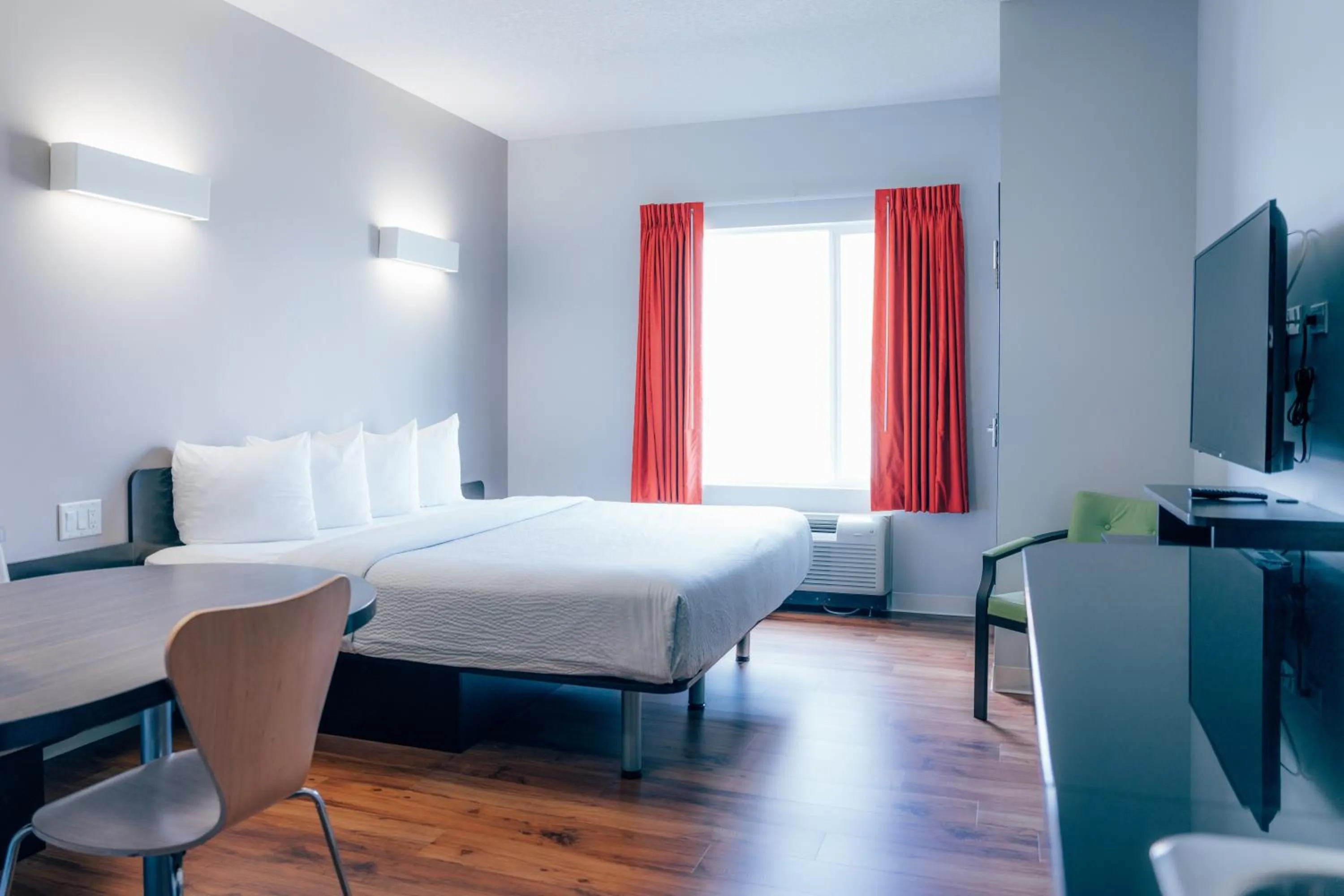 Kitchen or kitchenette, Bed in Motel 6 Airdrie