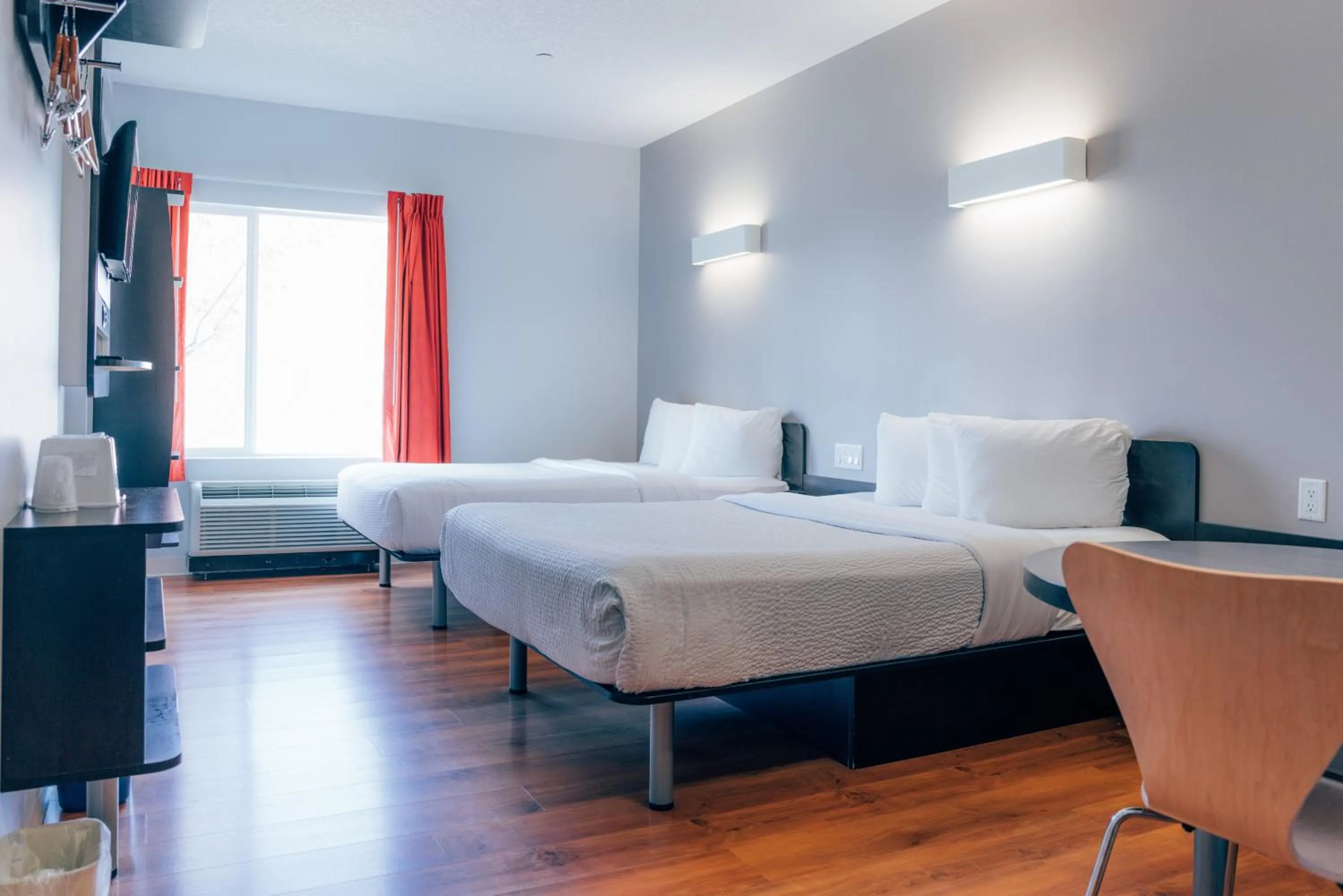 Bedroom, Bed in Motel 6 Airdrie