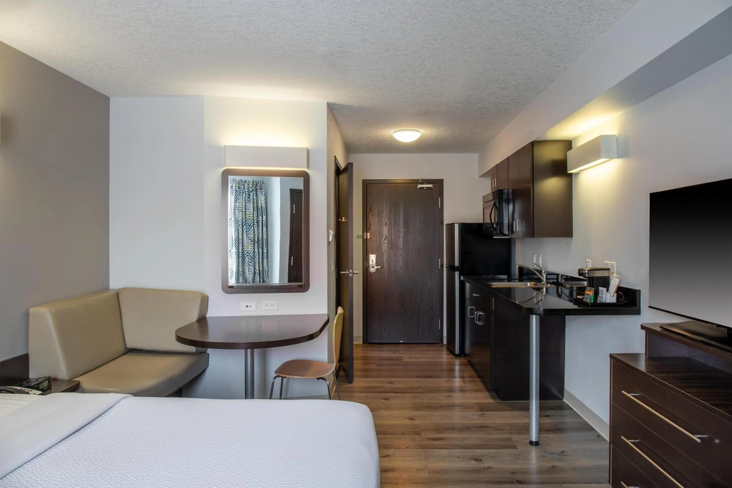 Bedroom, Bed in Motel 6 Airdrie