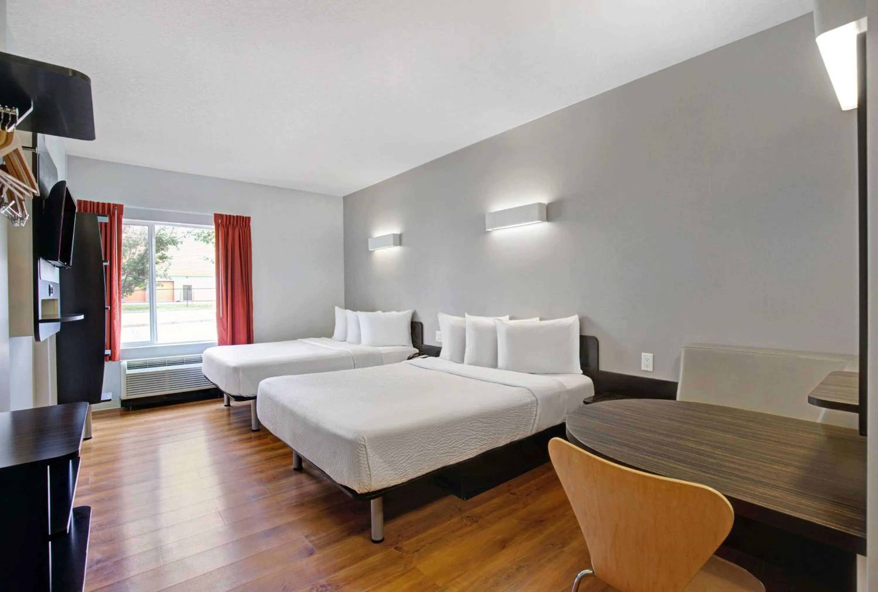 Bedroom, Bed in Motel 6 Airdrie