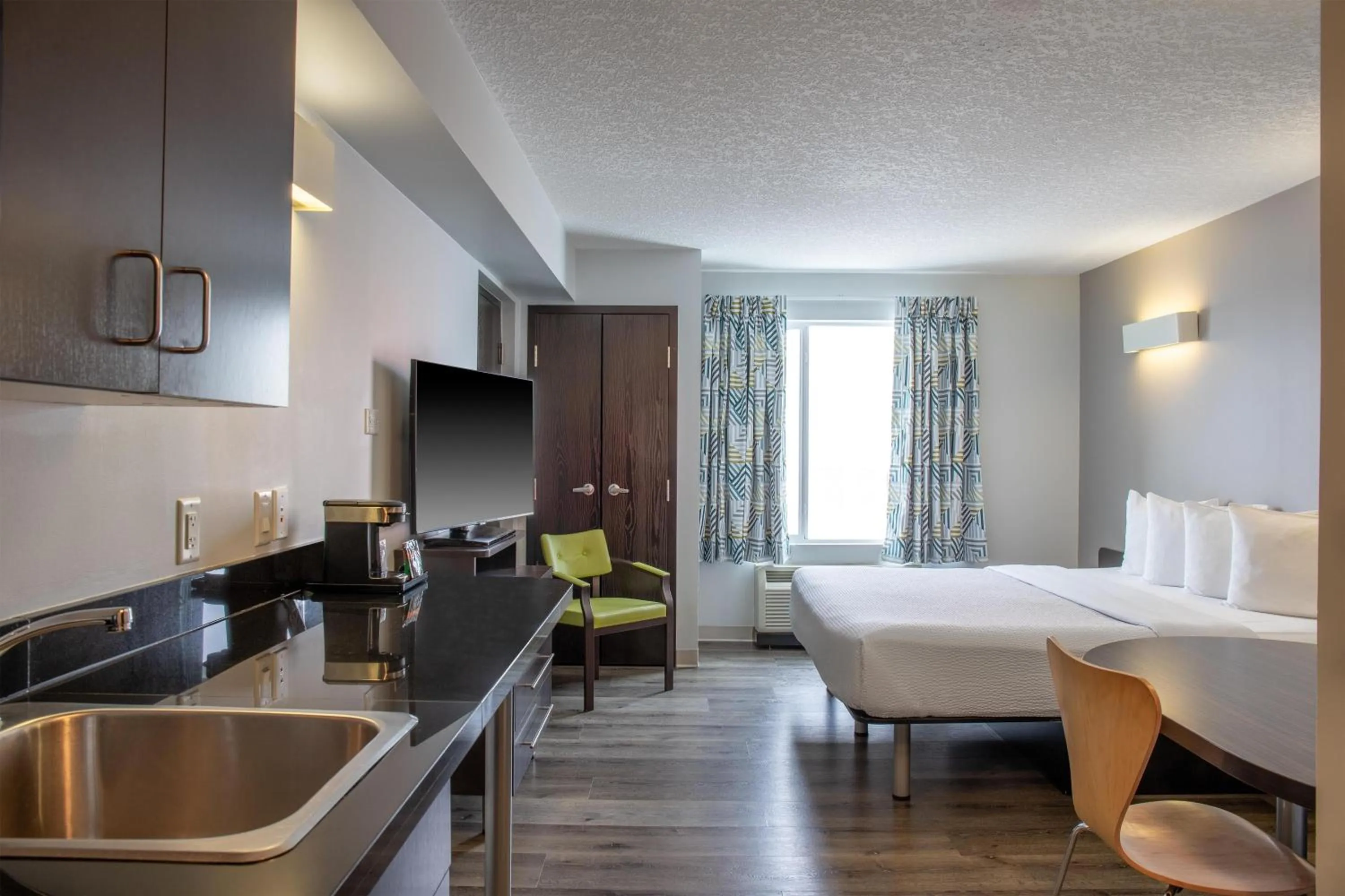 Bedroom, Bed in Motel 6 Airdrie