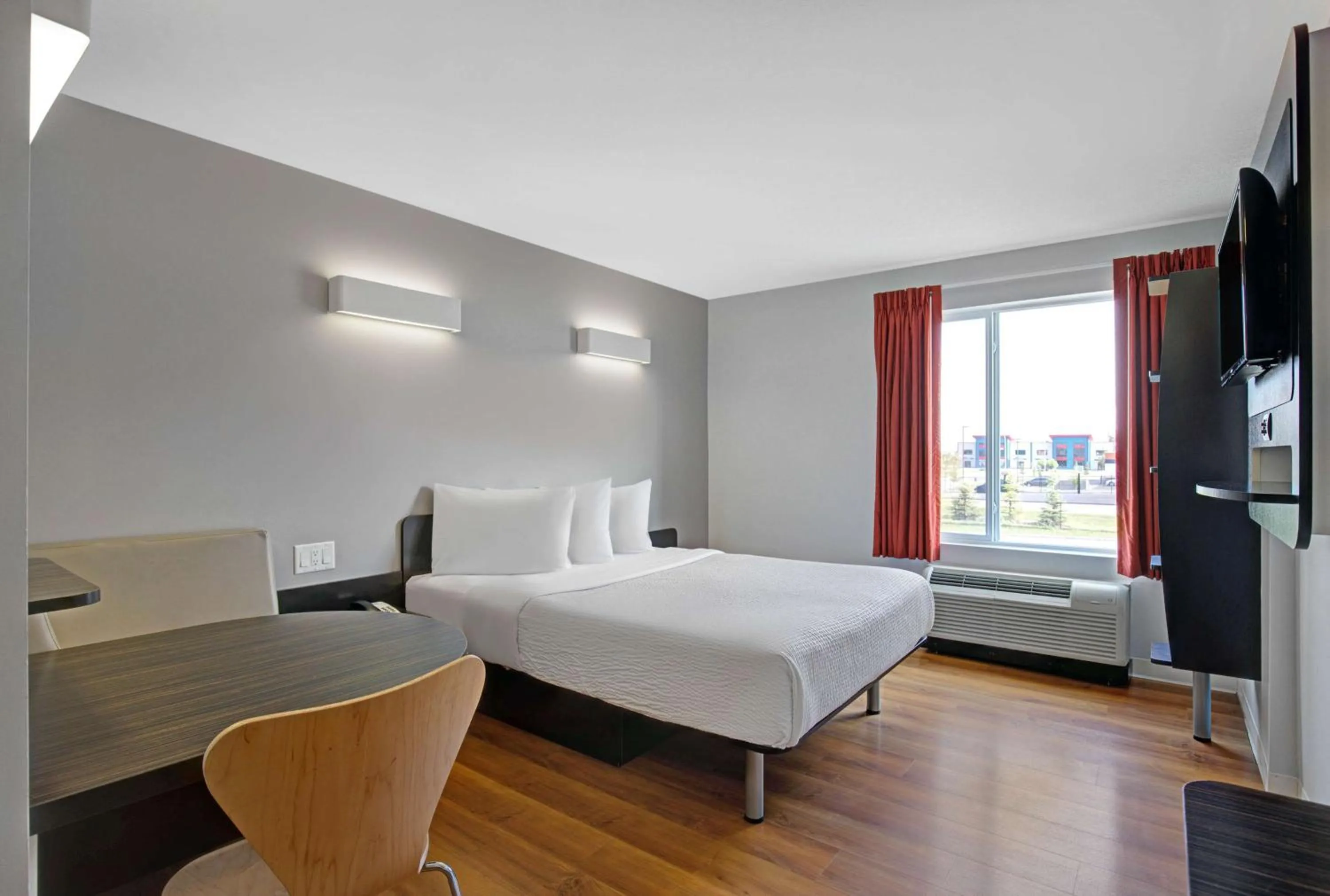 Bedroom, Bed in Motel 6 Airdrie