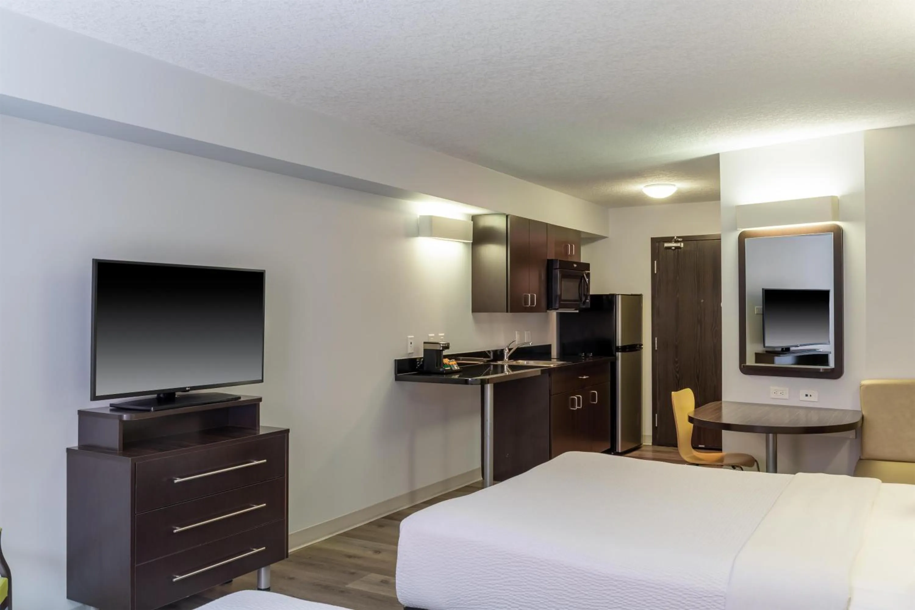 Bedroom, Bed in Motel 6 Airdrie