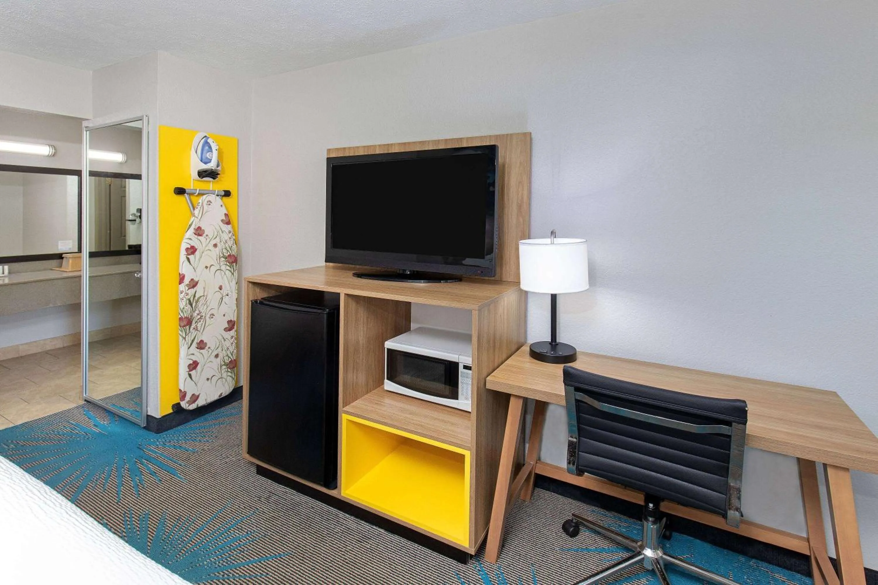 Bed in Days Inn by Wyndham Savannah