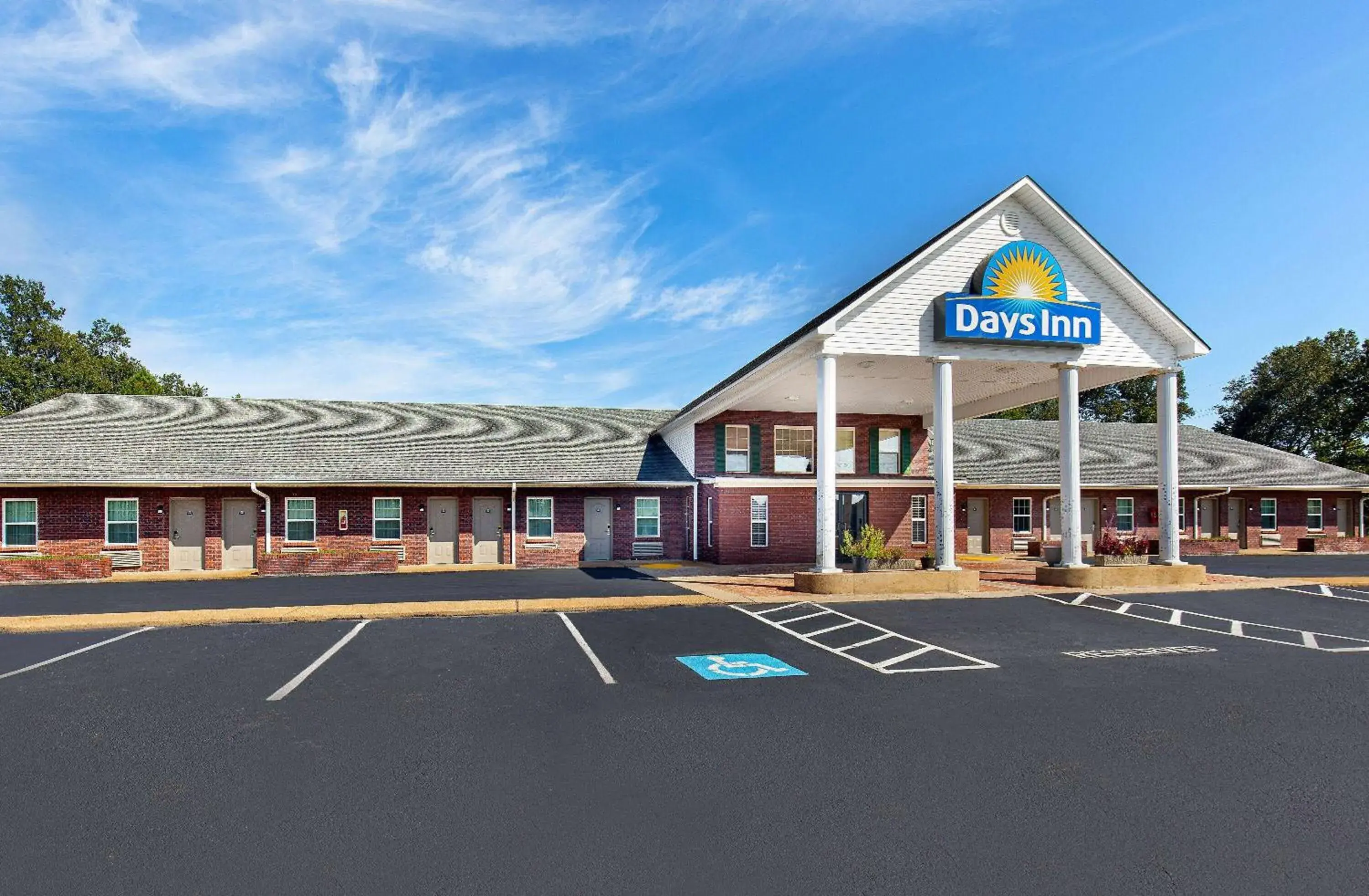Property building in Days Inn by Wyndham Savannah Property building in Days Inn by Wyndham Savannah
