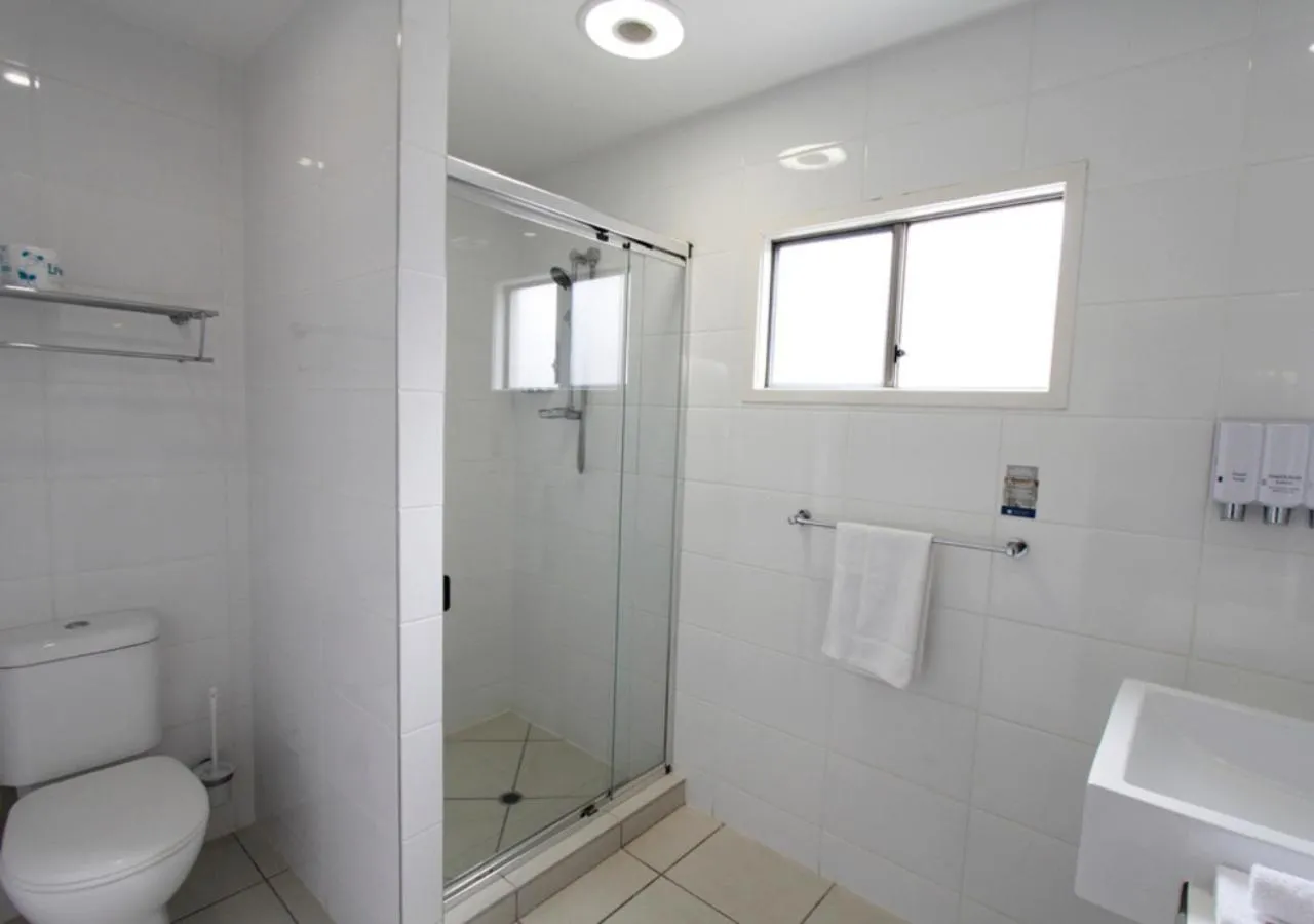 Bathroom in Chinchilla Downtown Motor Inn