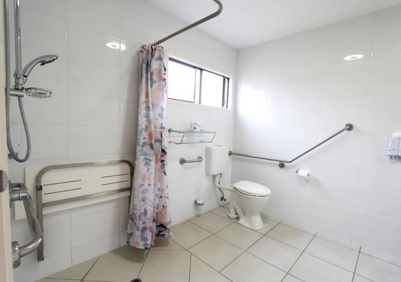 Bathroom in Chinchilla Downtown Motor Inn
