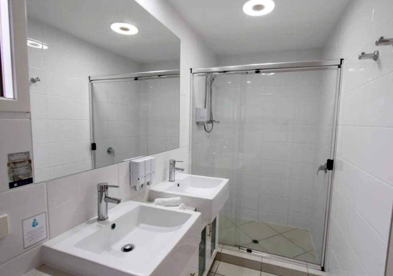 Bathroom in Chinchilla Downtown Motor Inn