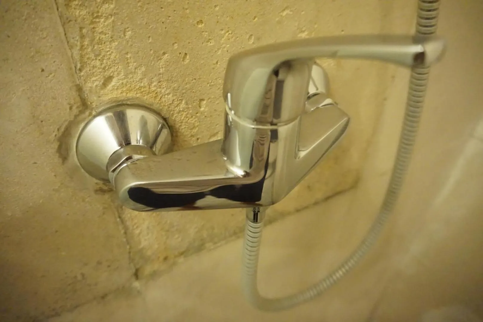 Shower in Louto Dmell Villa & Guesthouse