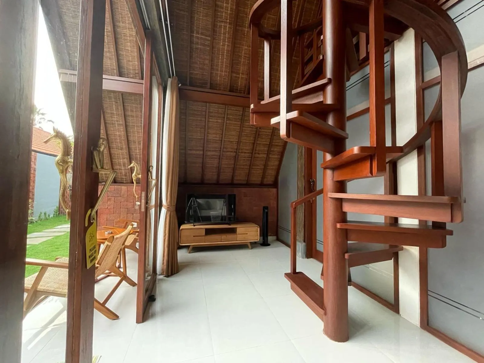 TV and multimedia in Louto Dmell Villa & Guesthouse