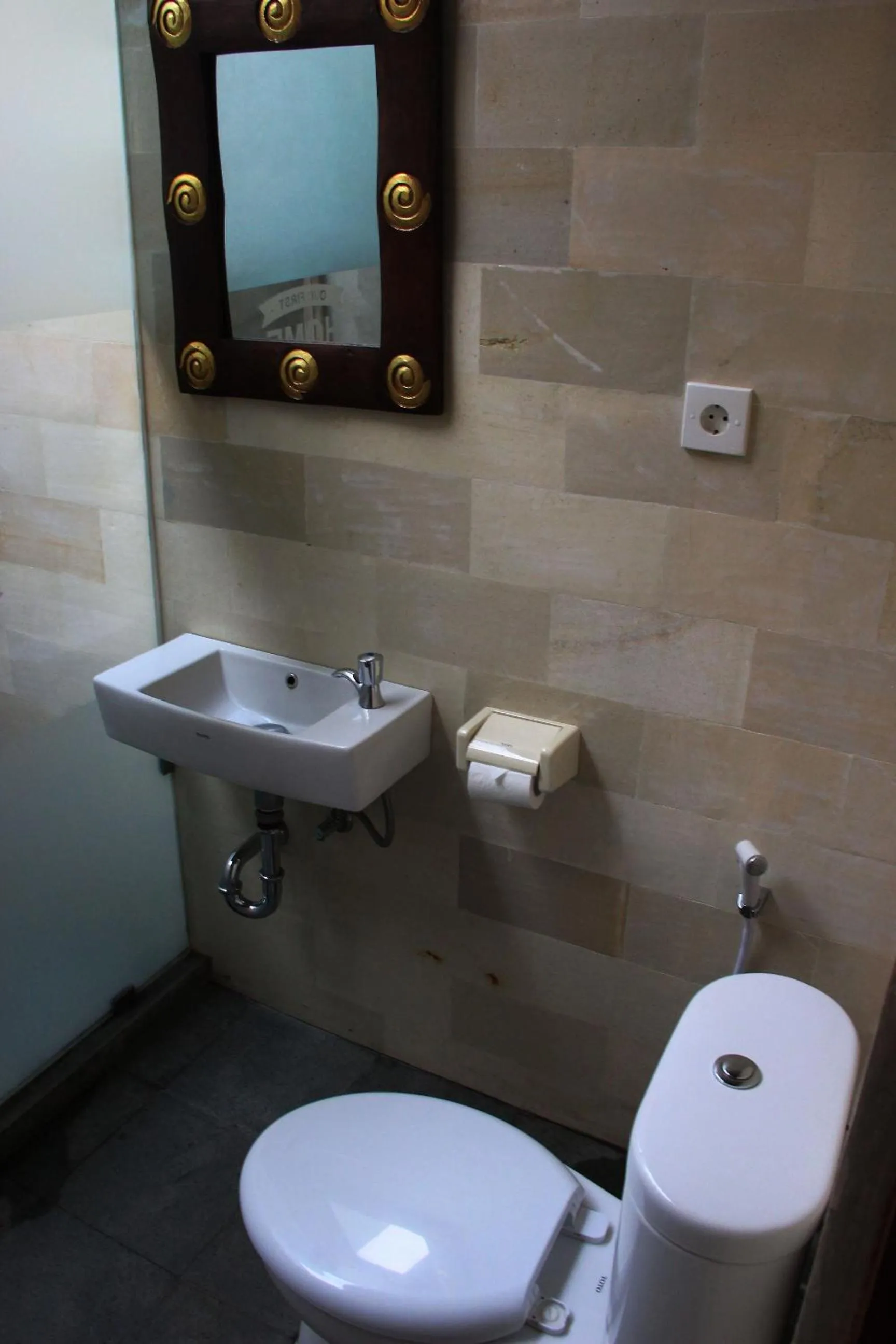 Toilet in Louto Dmell Villa & Guesthouse