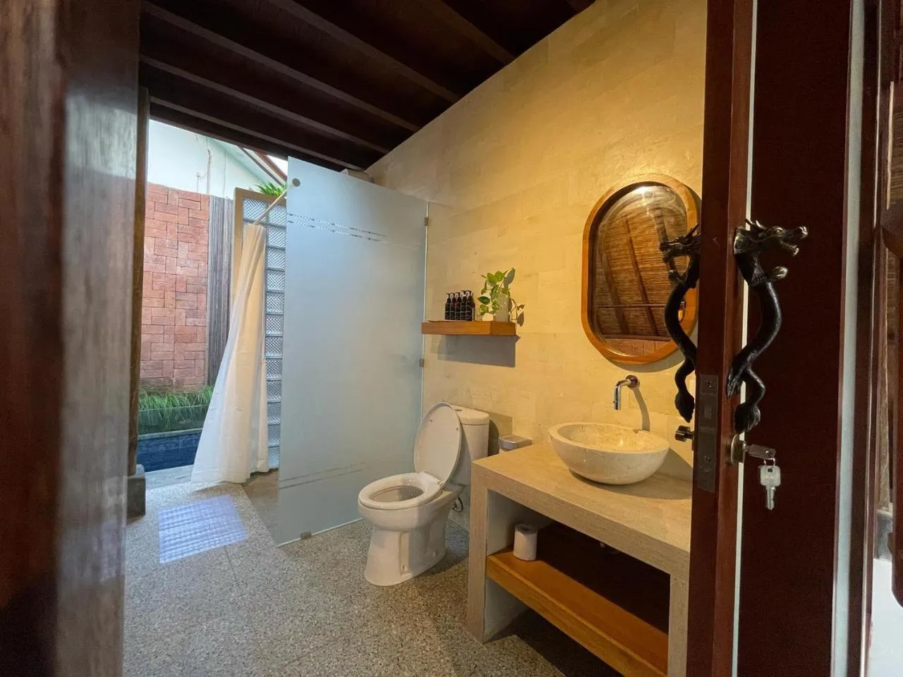 Toilet, Bed in Louto Dmell Villa & Guesthouse