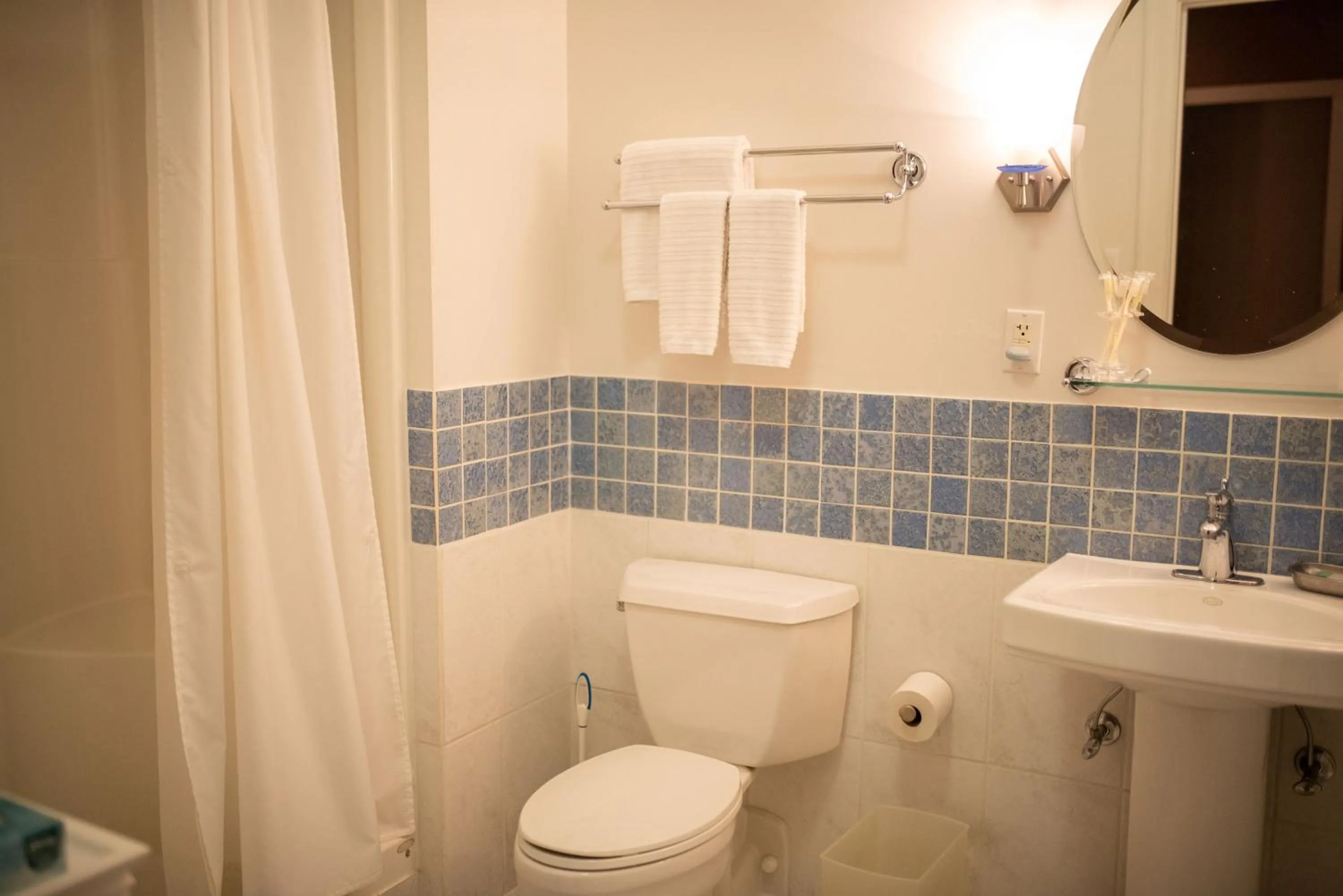 Shower in Fountainview Inn