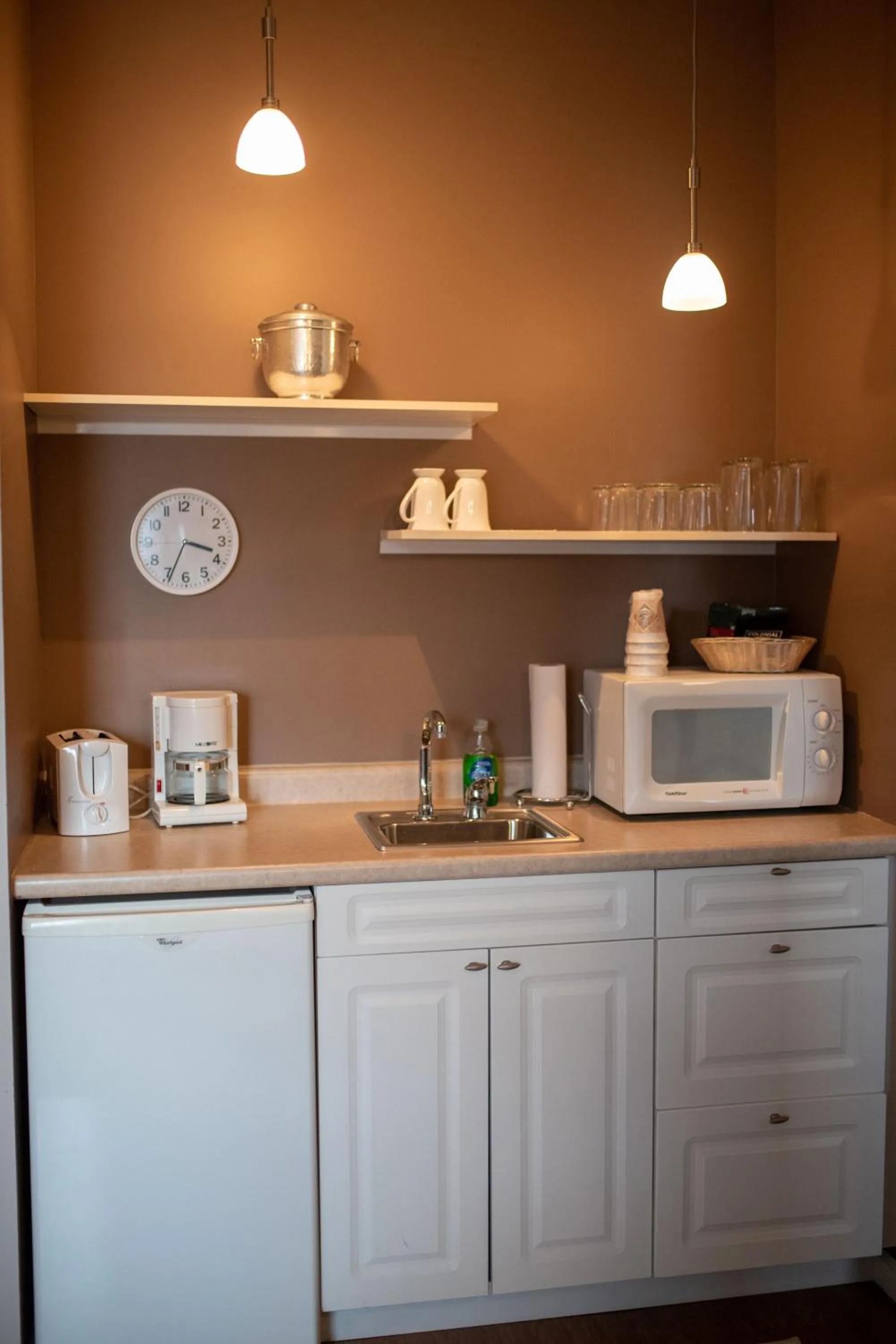 Coffee/tea facilities in Fountainview Inn