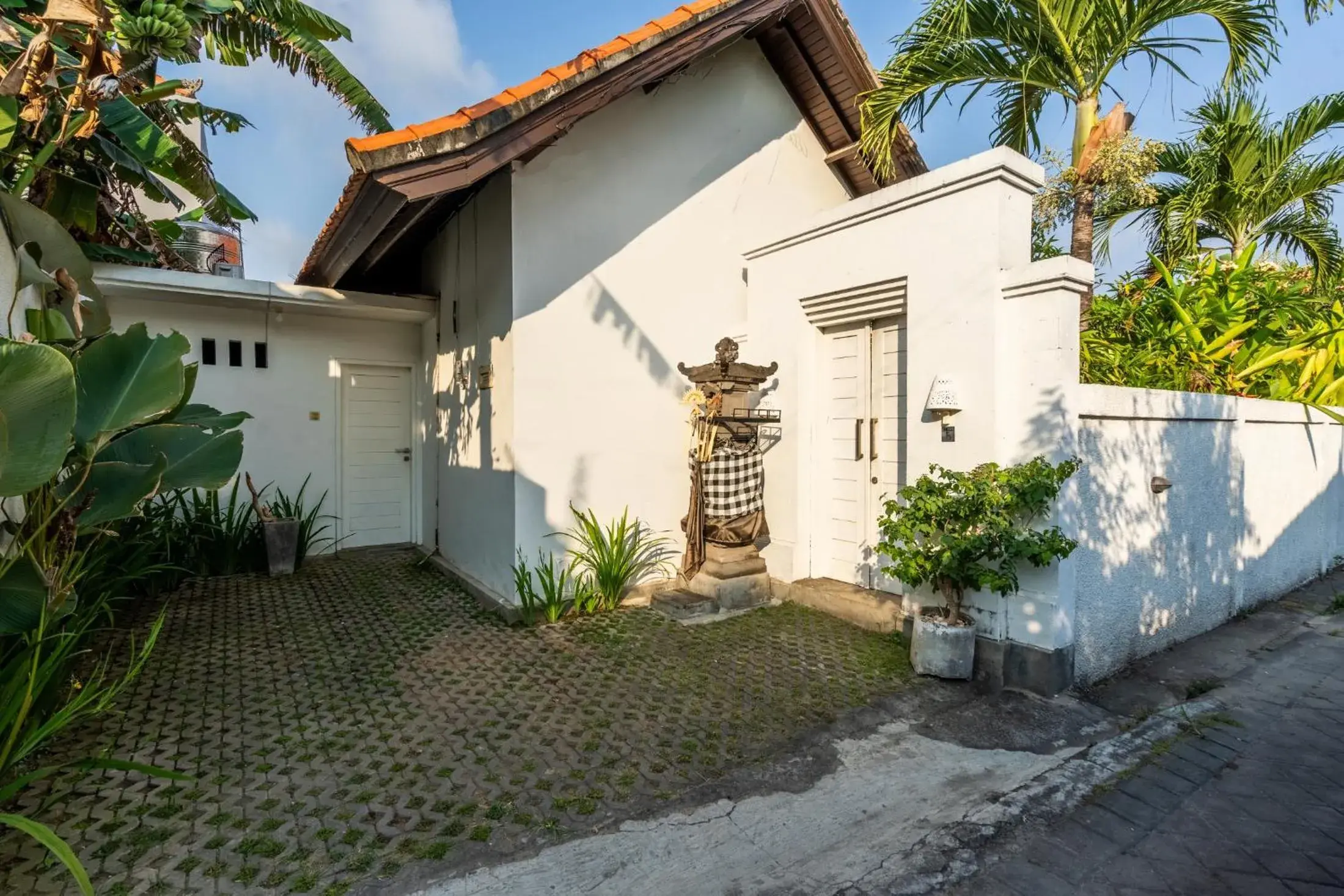 Facade/entrance in Jungle Amaranth Villa Canggu - Exclusive 3BR Retreat with Pool, Modern Amenities and Top Location Facade/entrance in Jungle Amaranth Villa Canggu - Exclusive 3BR Retreat with Pool, Modern Amenities and Top Location