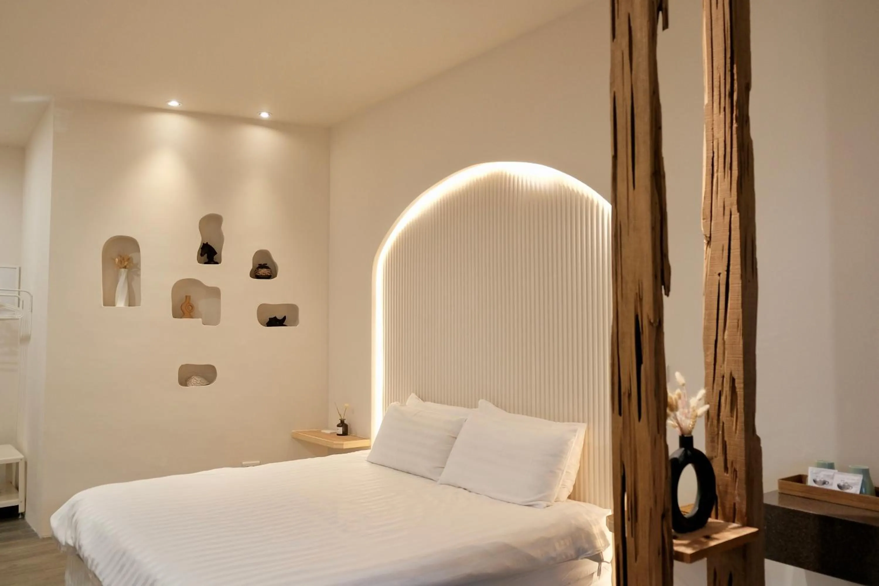 Photo of the whole room, Bed in 愛黏在一起設計師民宿 Lovers BNB