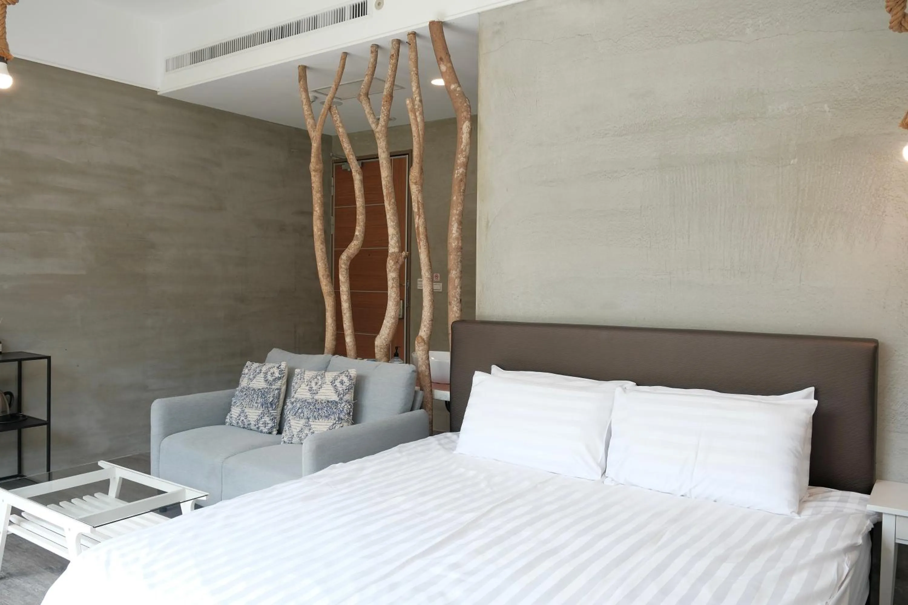 Bed in 愛黏在一起設計師民宿 Lovers BNB