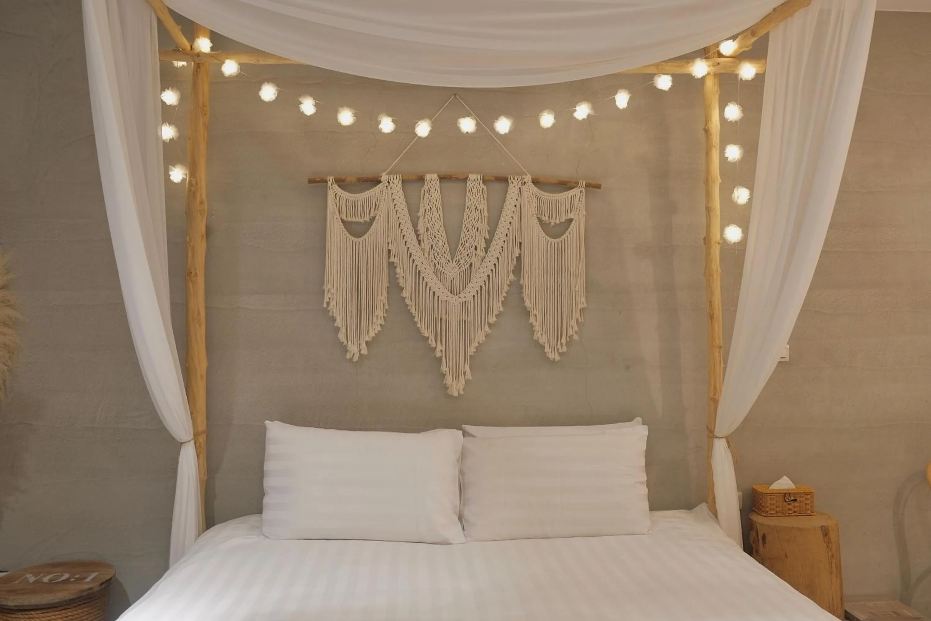 Bed in 愛黏在一起設計師民宿 Lovers BNB